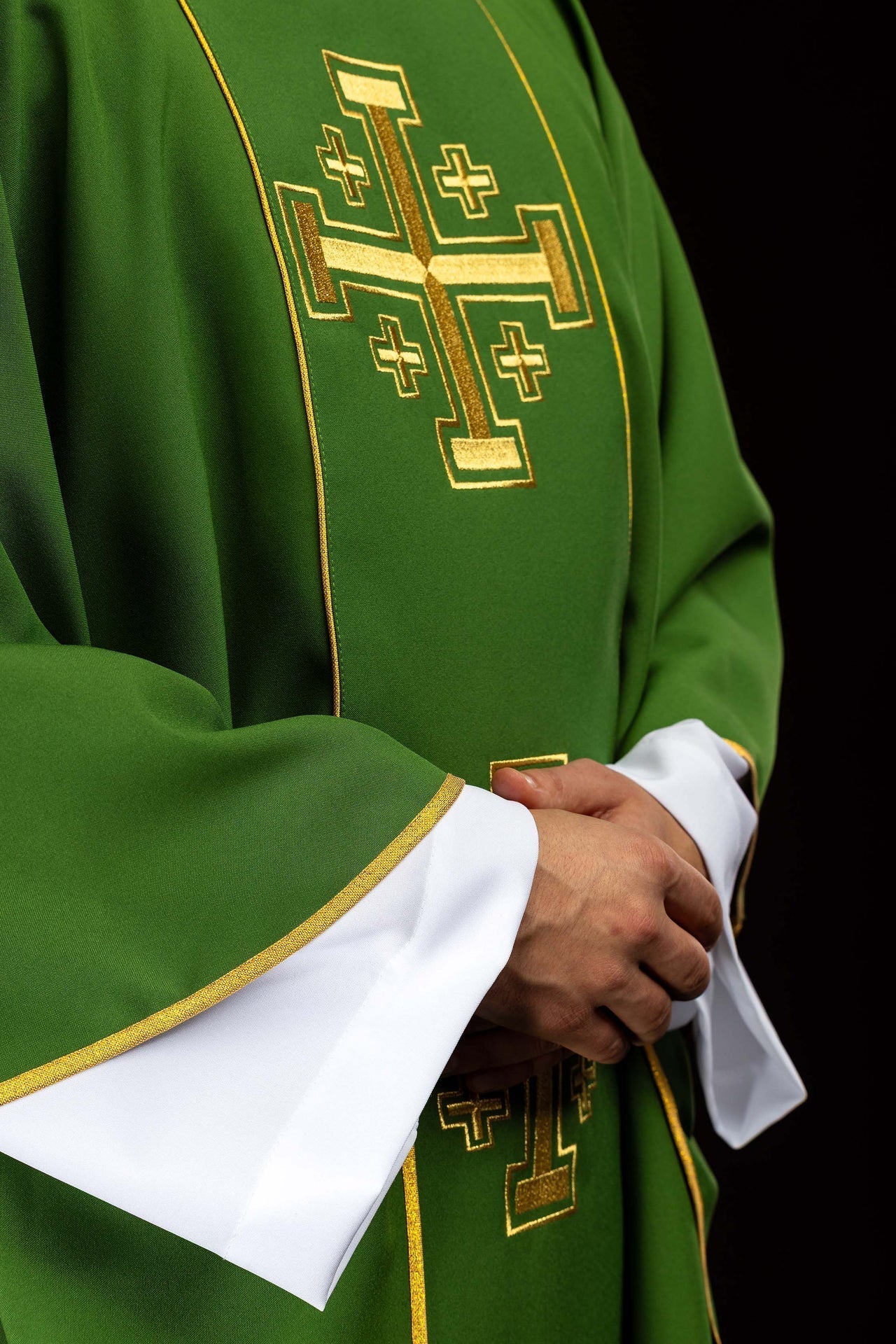 Casula verde bordada com faixa e cruzes de Jerusalém - chasubles.com.br