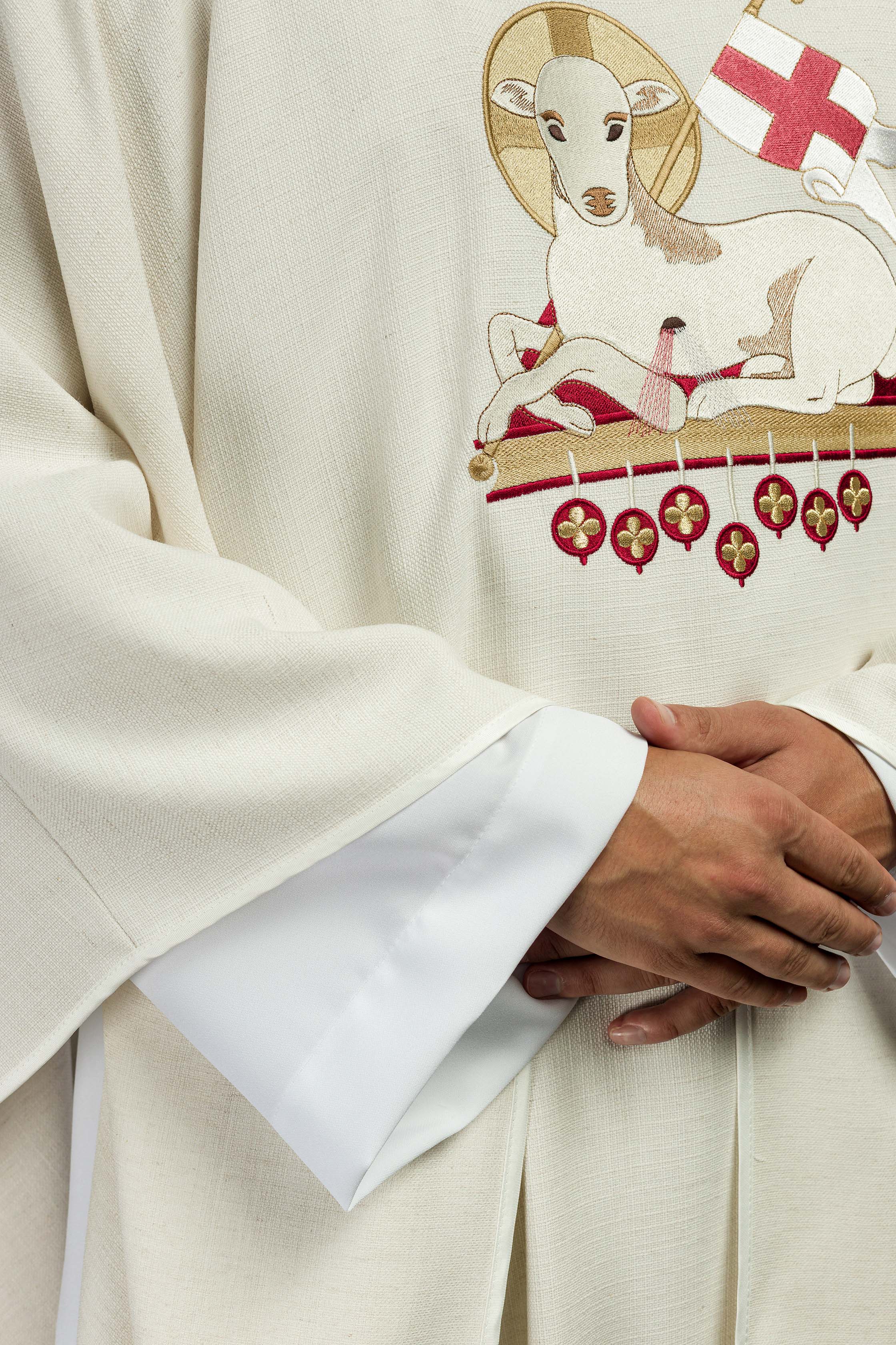 Casula pascal com Cordeiro de Deus bordado