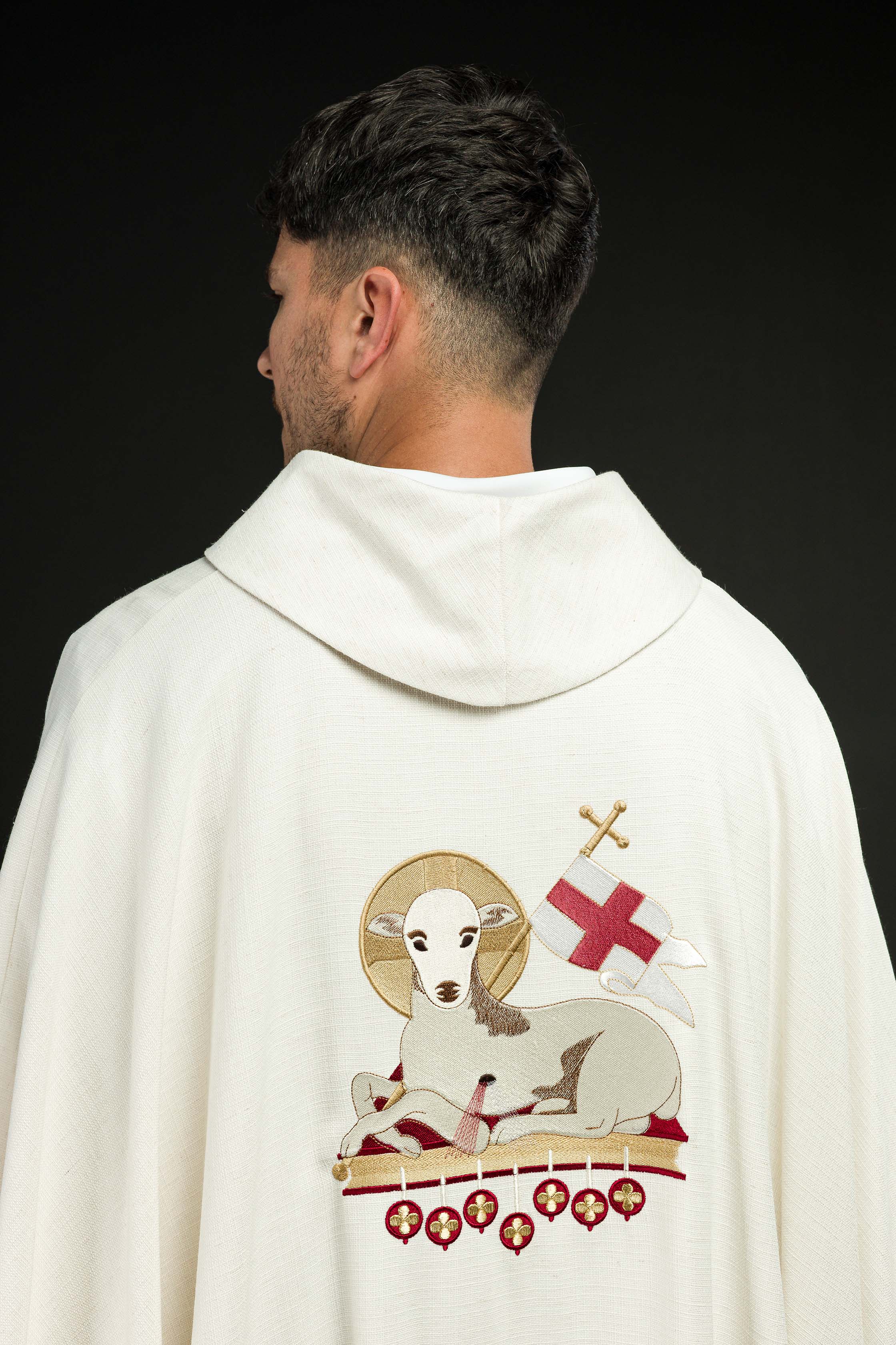 Casula pascal com Cordeiro de Deus bordado