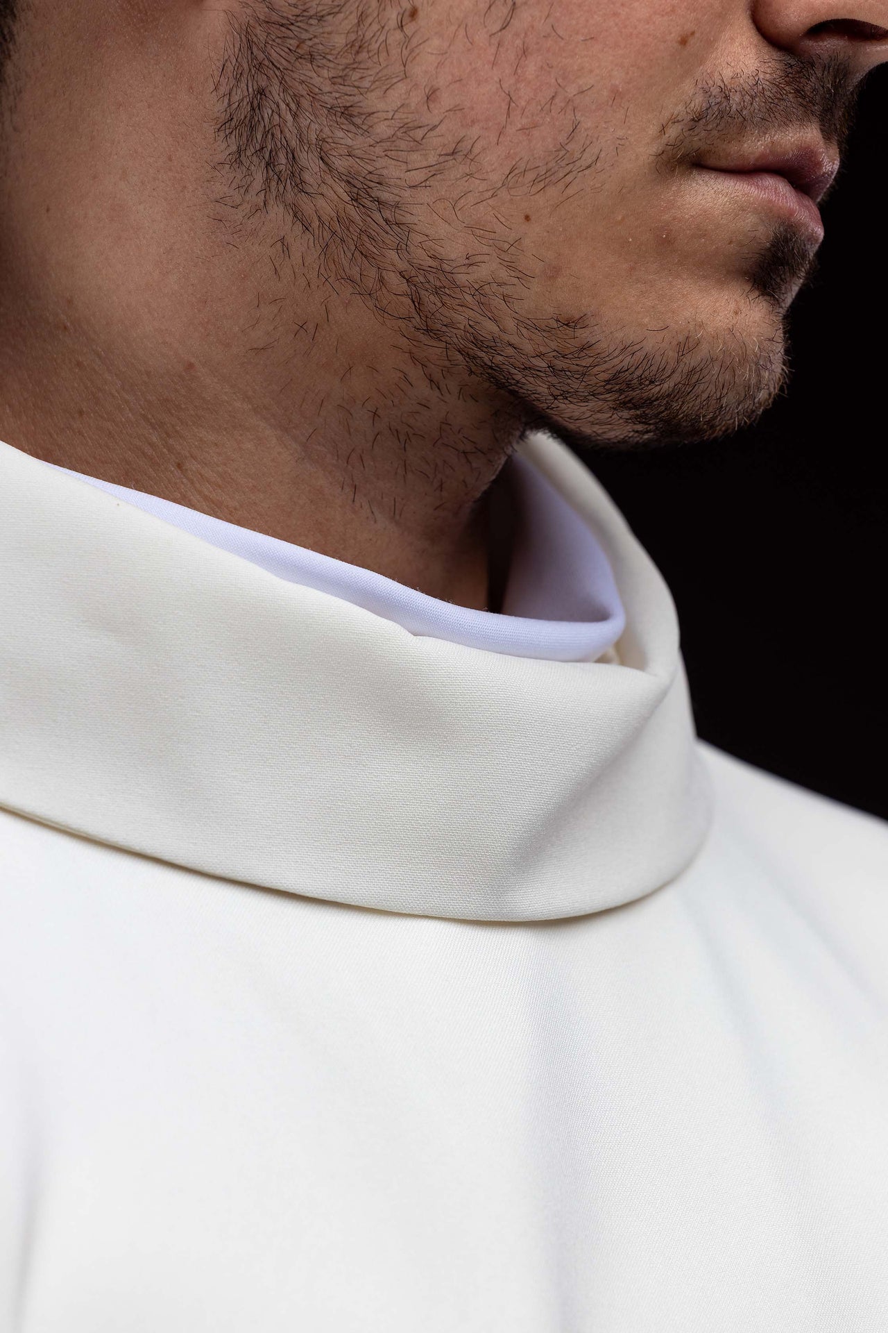 Casula bordada com motivo mariano creme - chasubles.com.br