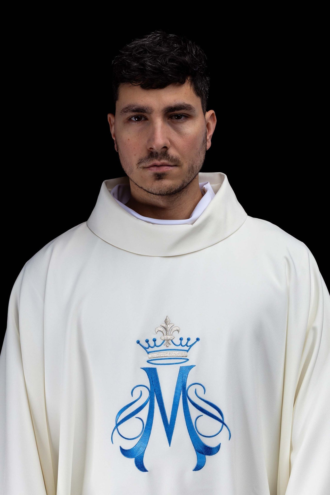 Casula bordada com motivo mariano creme - chasubles.com.br