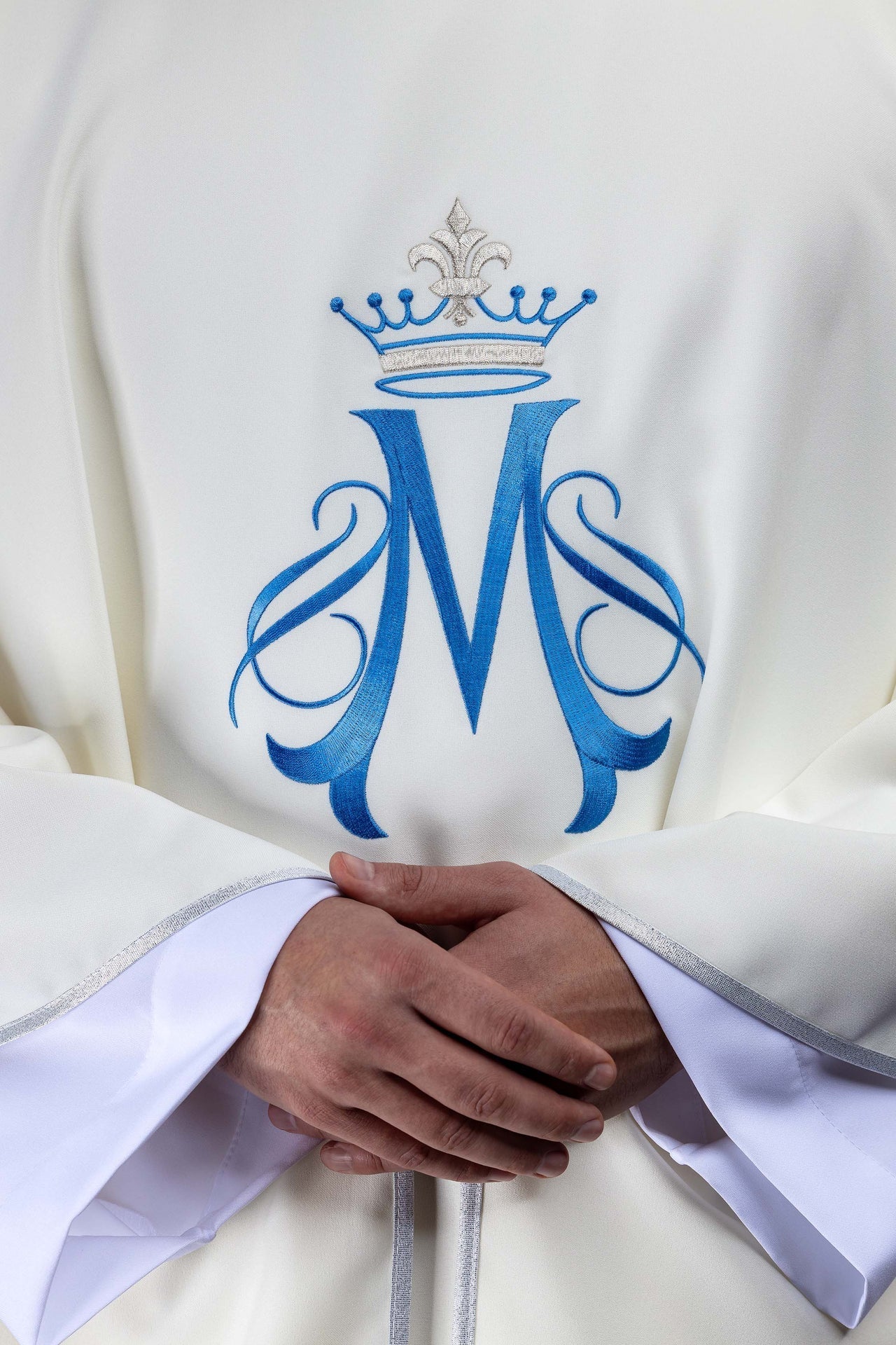 Casula bordada com motivo mariano creme - chasubles.com.br