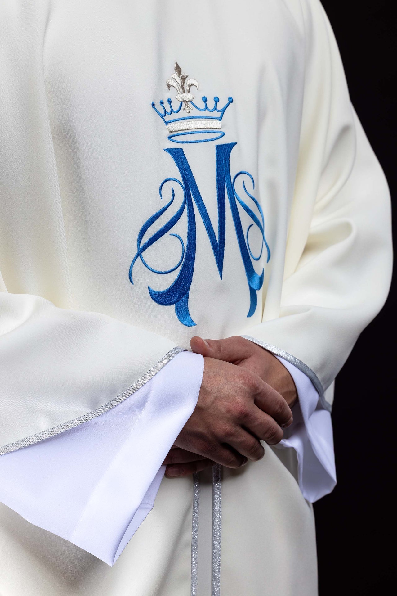 Casula bordada com motivo mariano creme - chasubles.com.br