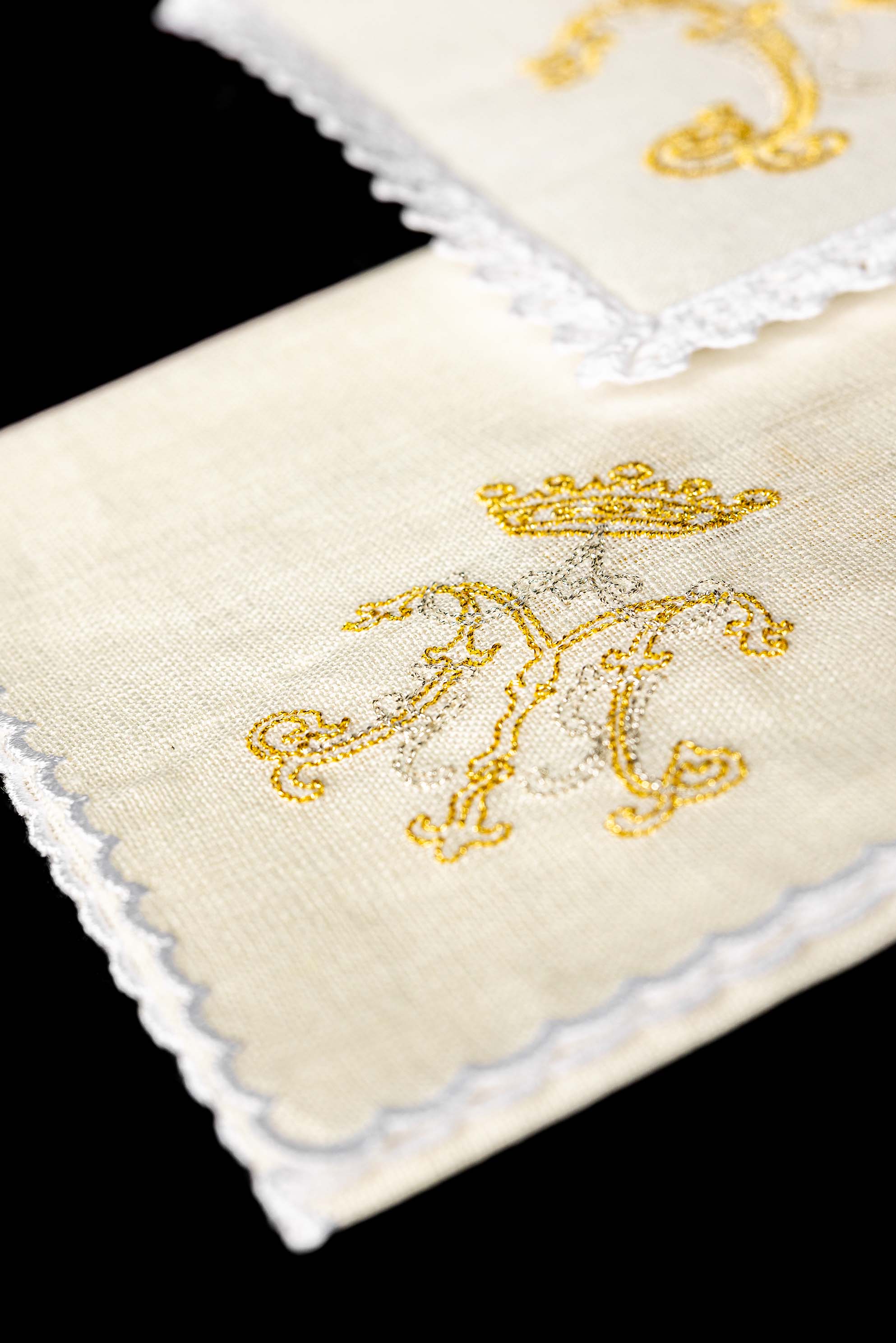 Conjunto de alfaias litúrgicas em linho com bordado mariano dourado