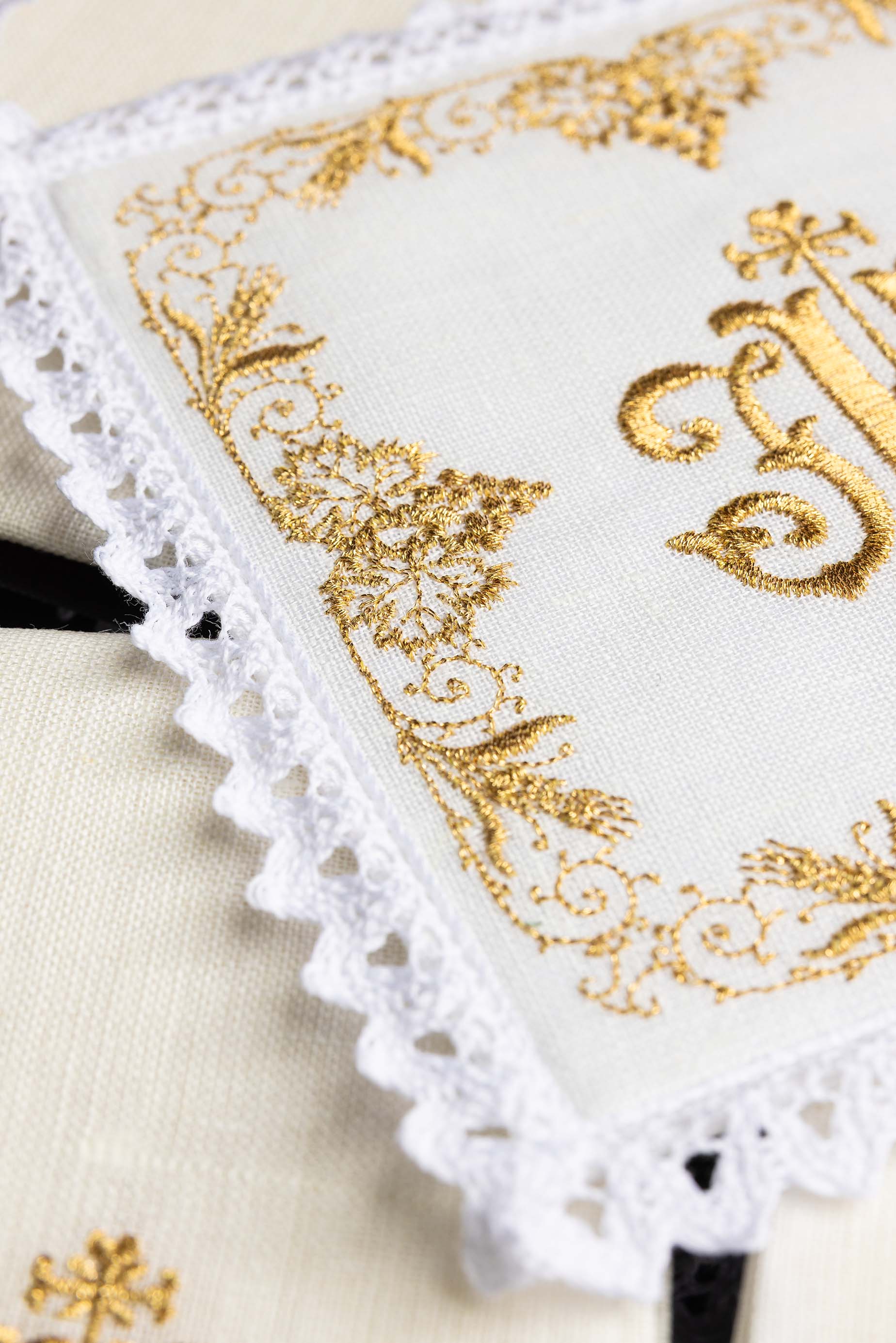 Conjunto de alfaias litúrgicas em linho com símbolos IHS bordados