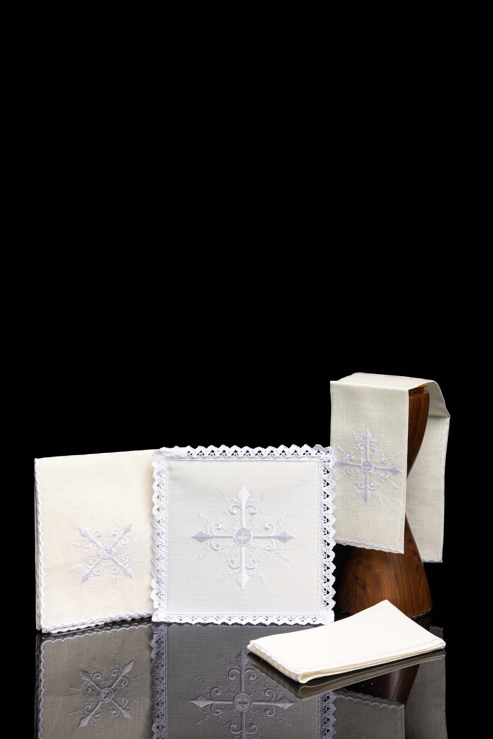 Conjunto de alfaias litúrgicas com delicado bordado de cruz - chasubles.com.br