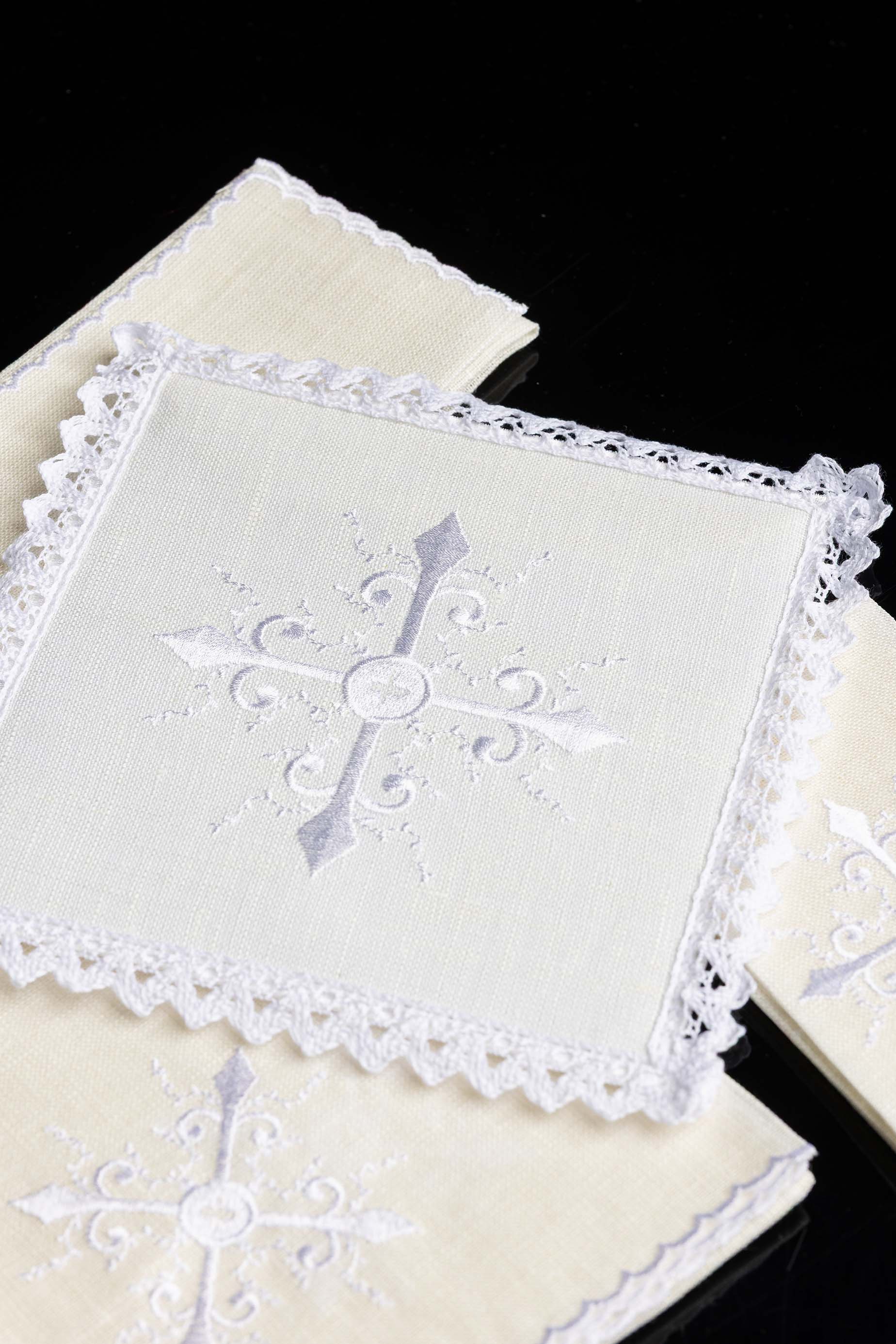 Conjunto de alfaias litúrgicas com delicado bordado de cruz - chasubles.com.br