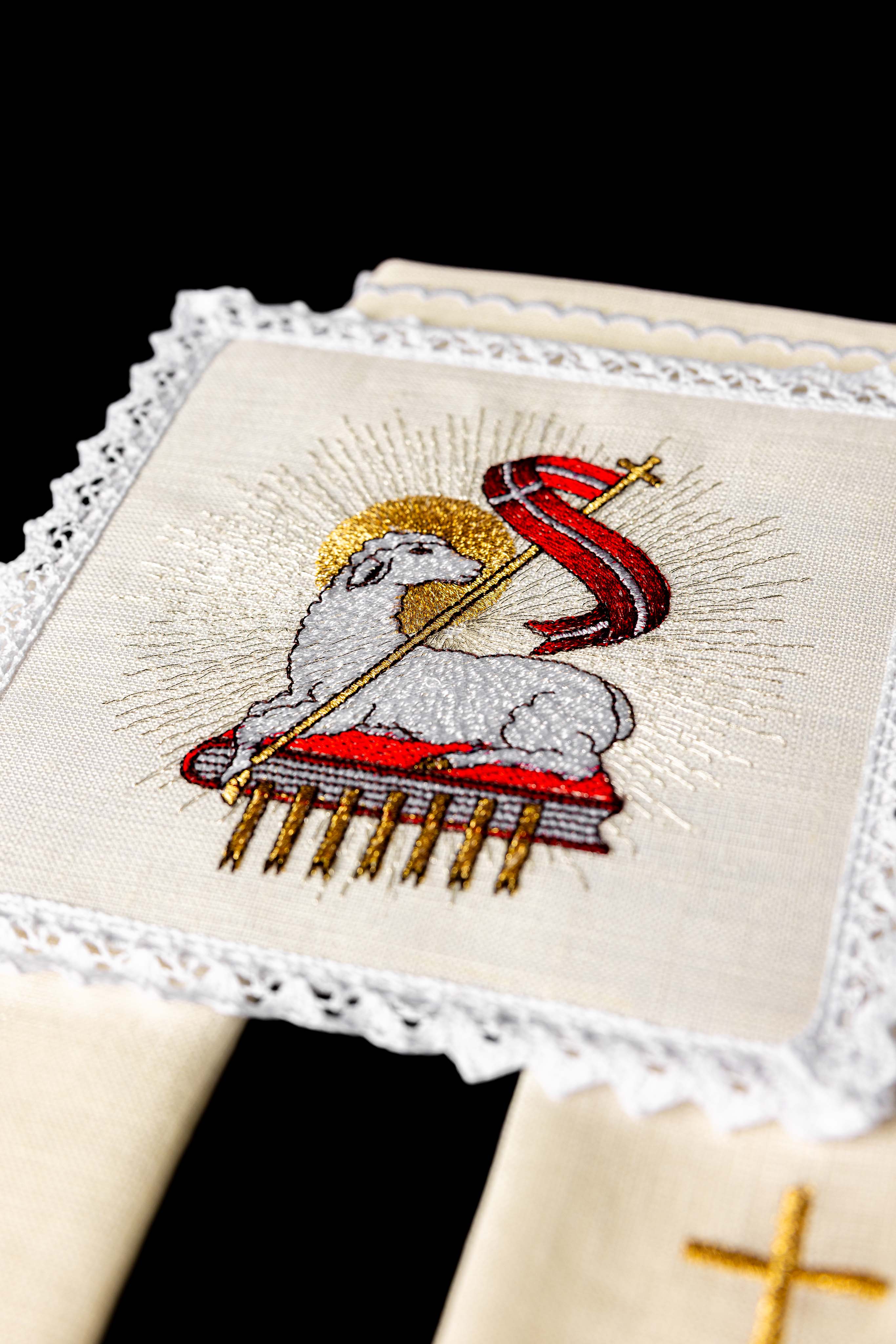 Conjunto de alfaias litúrgicas em linho com bordado de Cordeiro de Deus