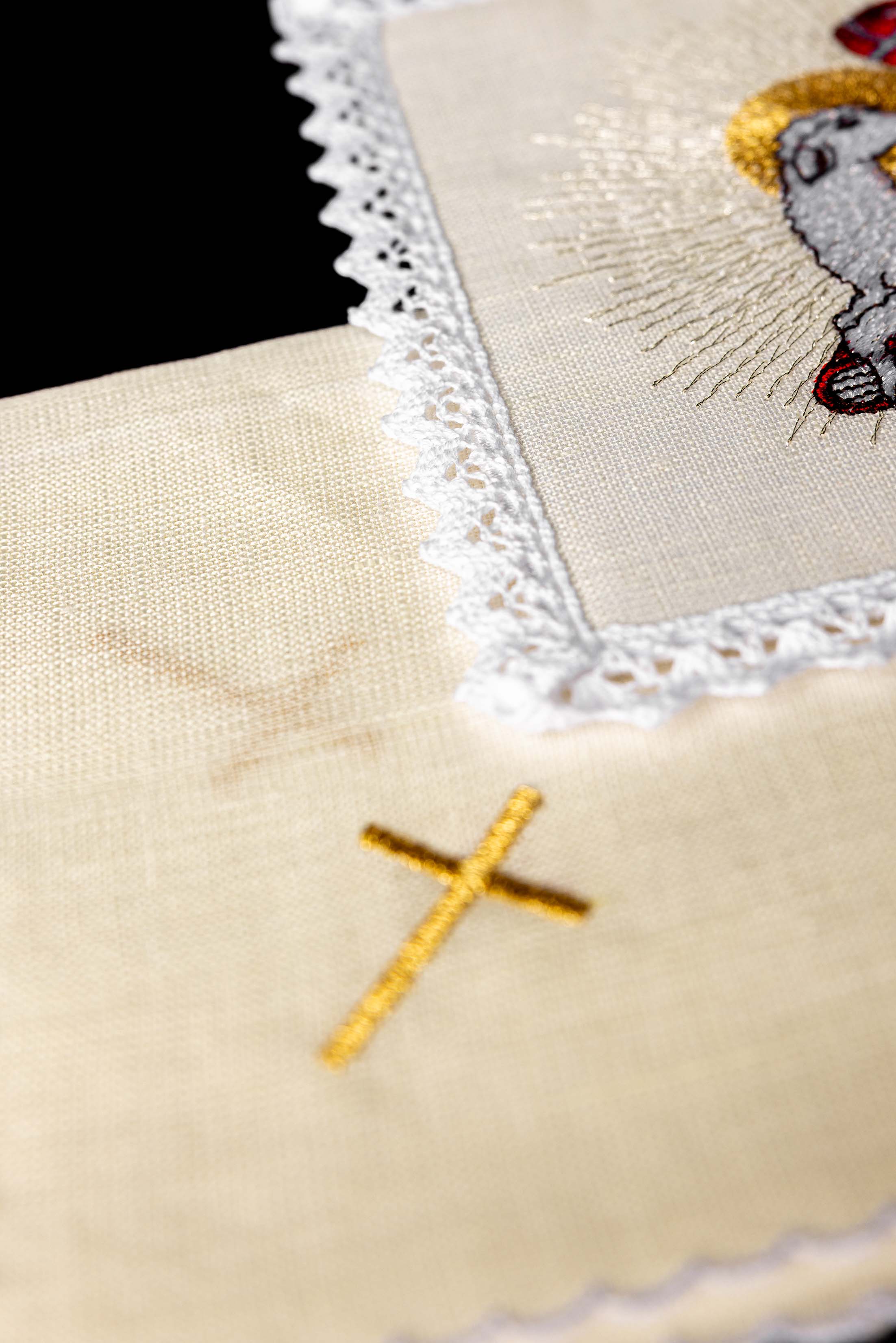 Conjunto de alfaias litúrgicas em linho com bordado de Cordeiro de Deus