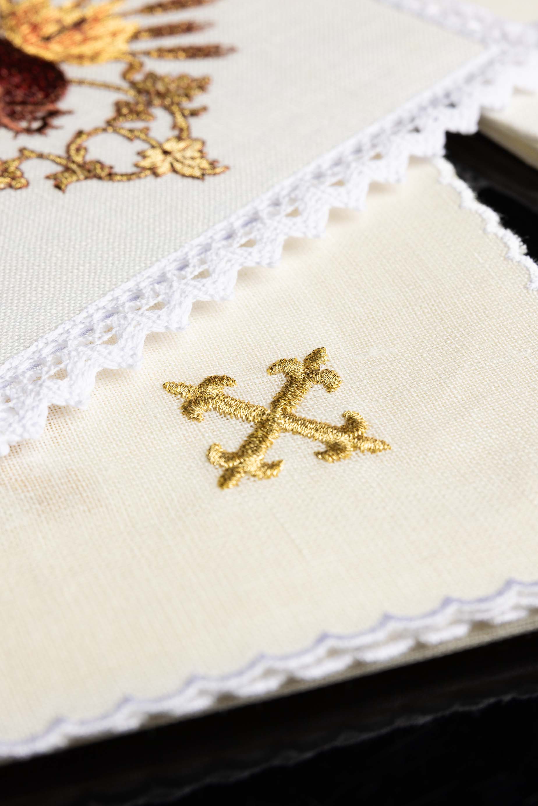 Conjunto de alfaias litúrgicas em linho bordado Sagrado Coração de Jesus