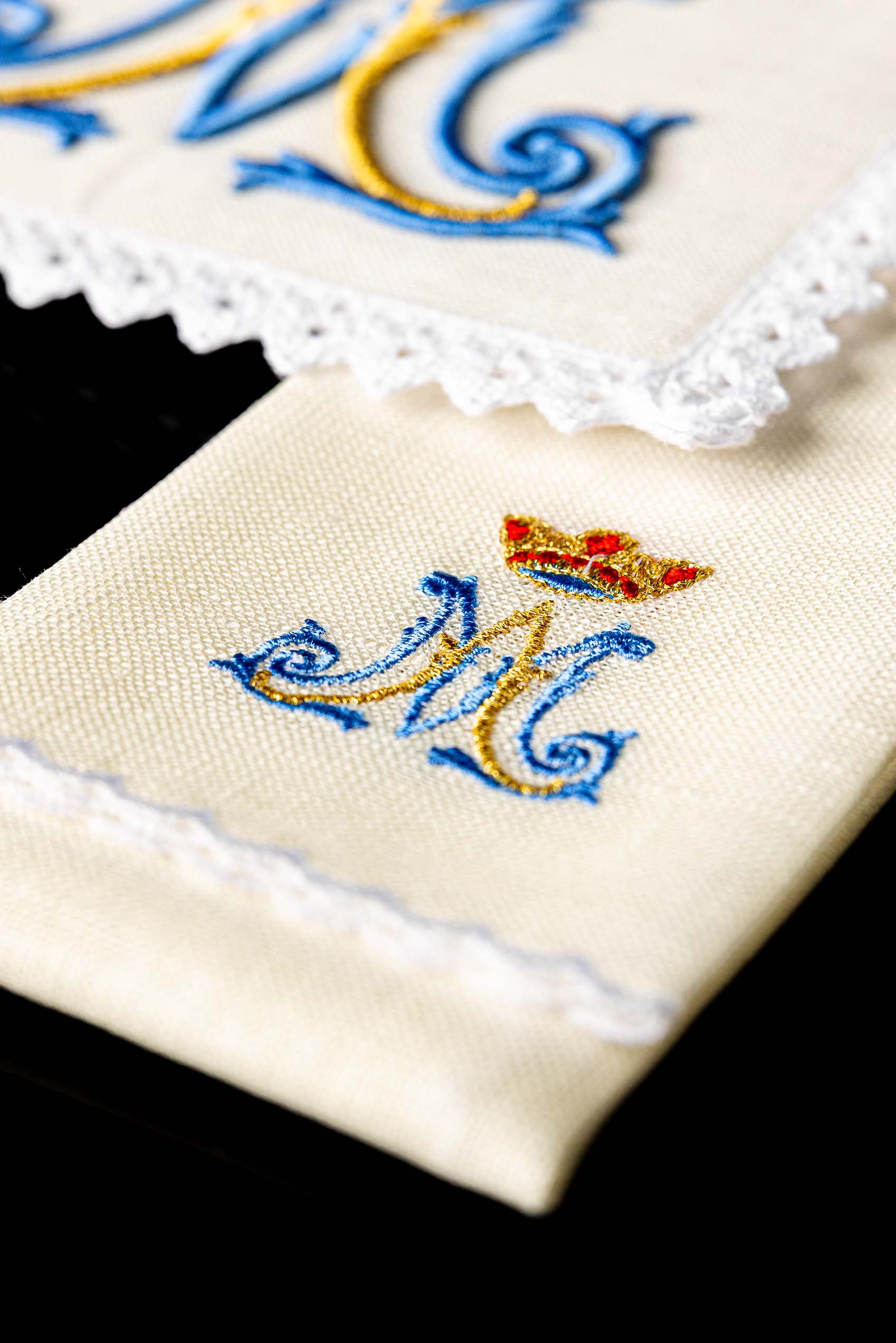 Conjunto de alfaias litúrgicas em linho com bordado mariano, incluindo pala, corporal, sanguíneo e manutérgio.