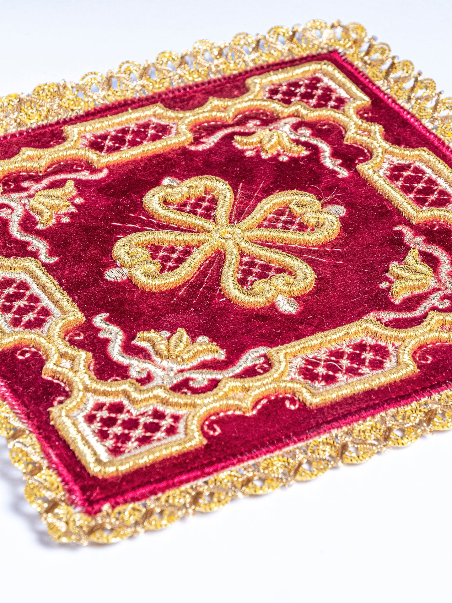 Conjunto de alfaias litúrgicas bordado em veludo vermelho