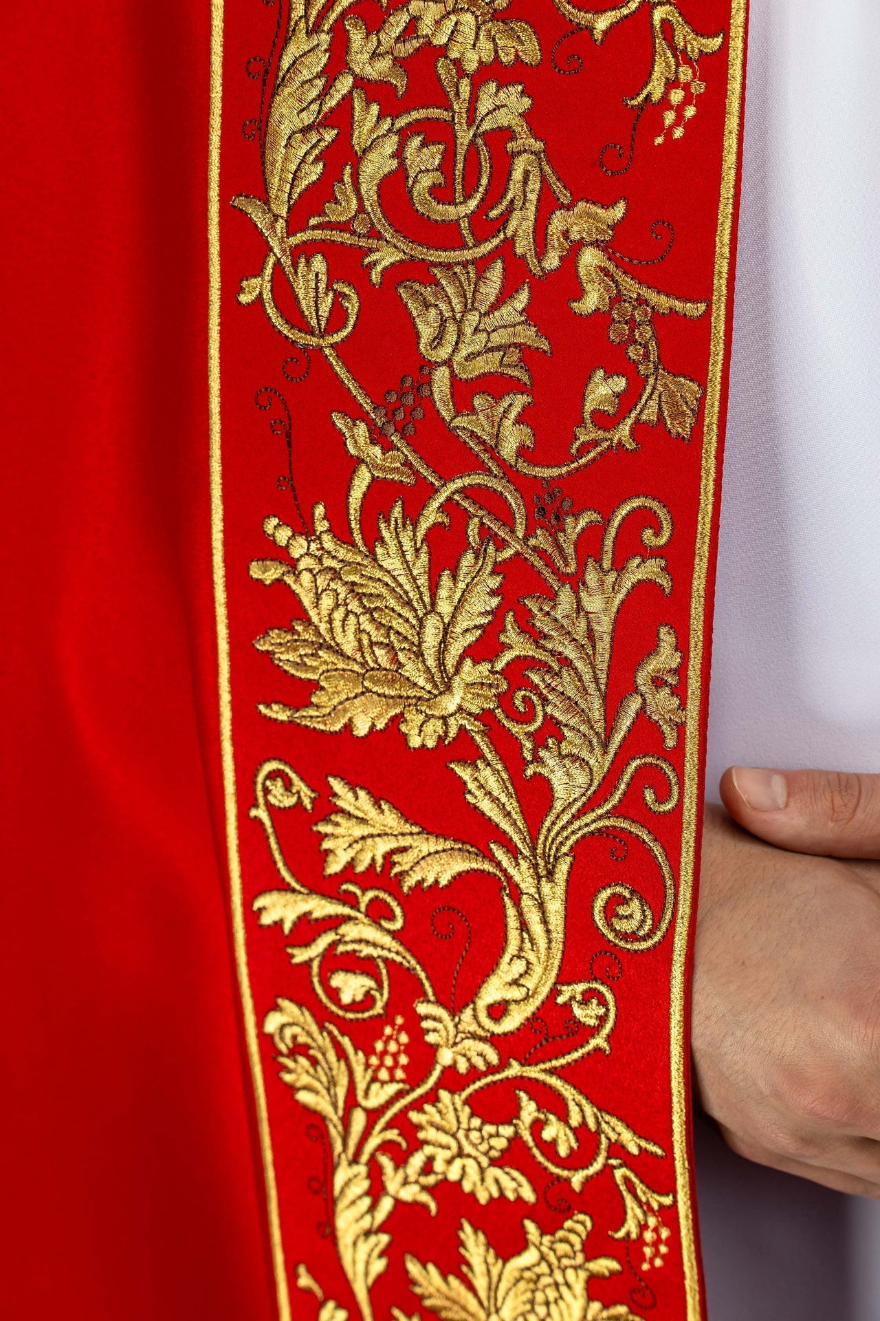Capa de asperges litúrgica bordada Cálice vermelha - chasubles.com.br
