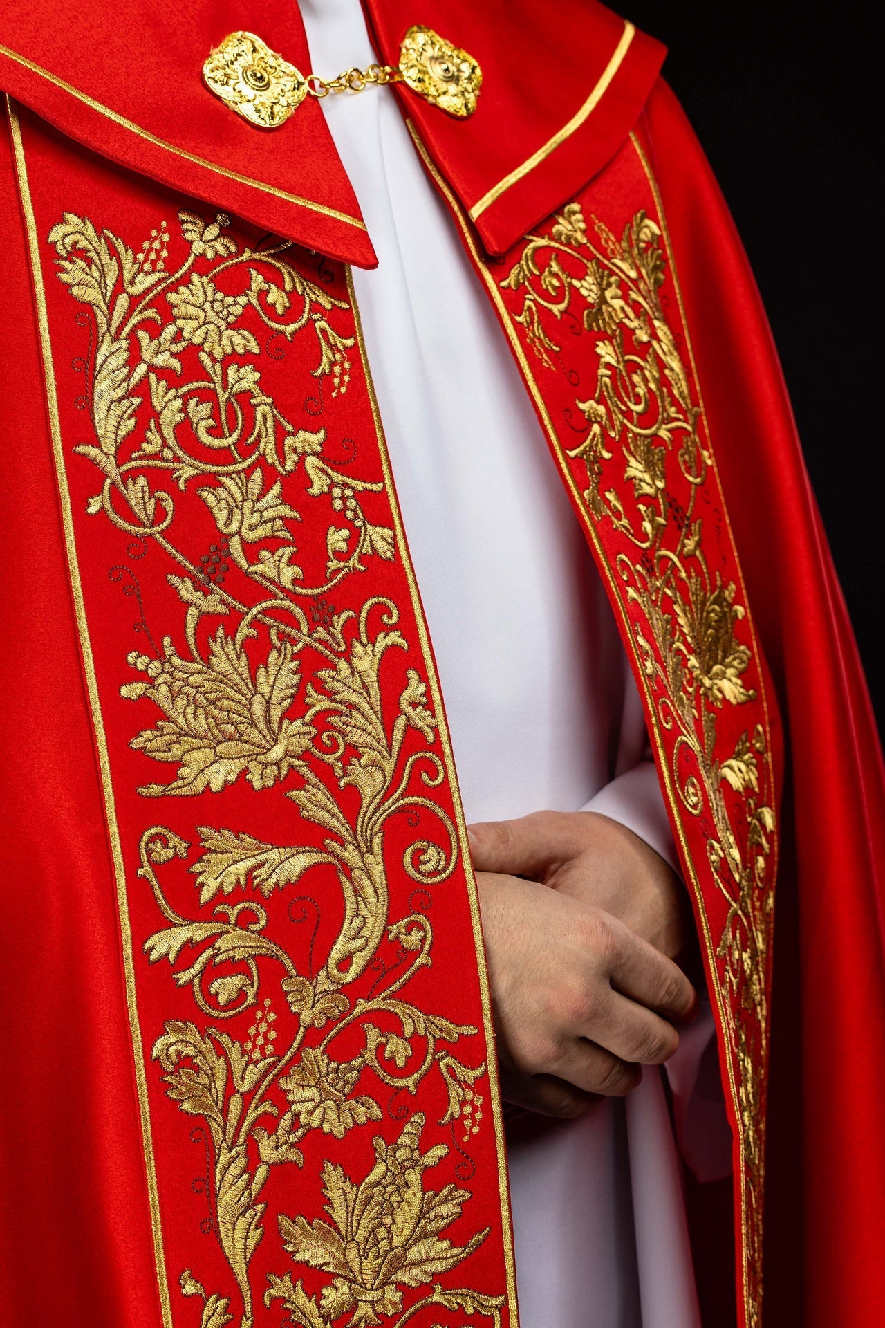 Capa de asperges litúrgica bordada Cálice vermelha - chasubles.com.br