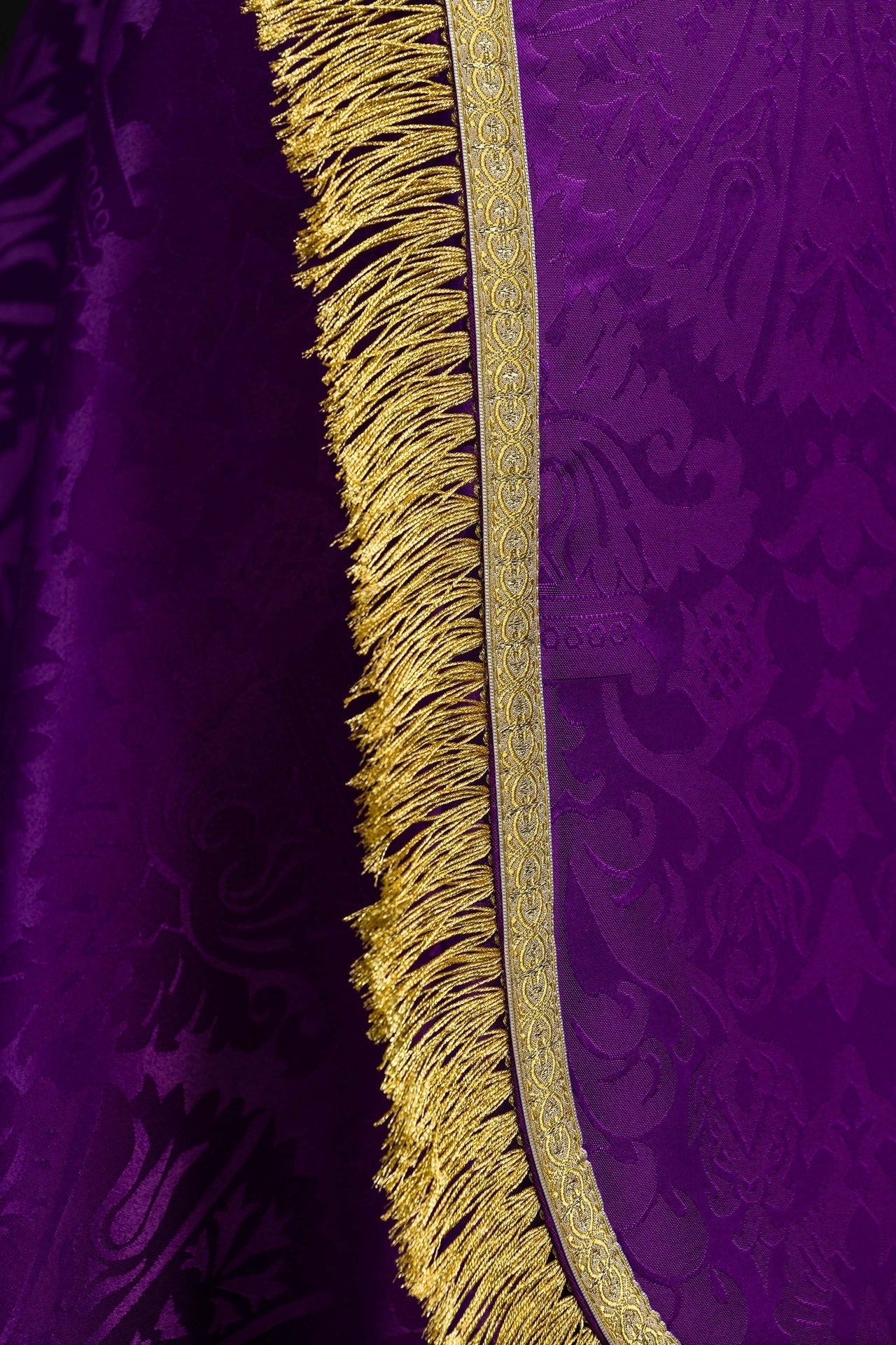 Capa de asperges romana jacquard lisa roxa - chasubles.com.br