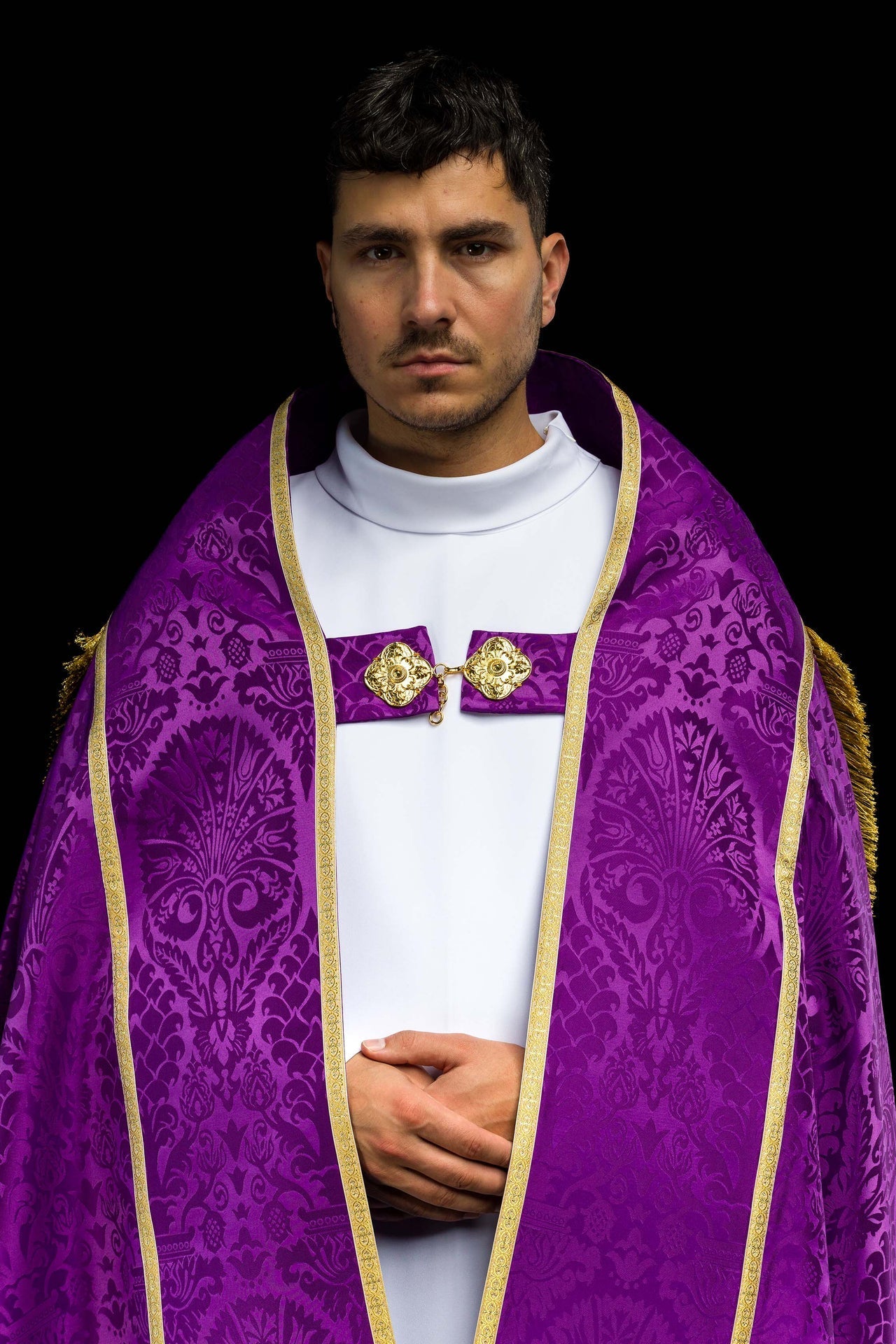 Capa de asperges romana jacquard lisa roxa - chasubles.com.br