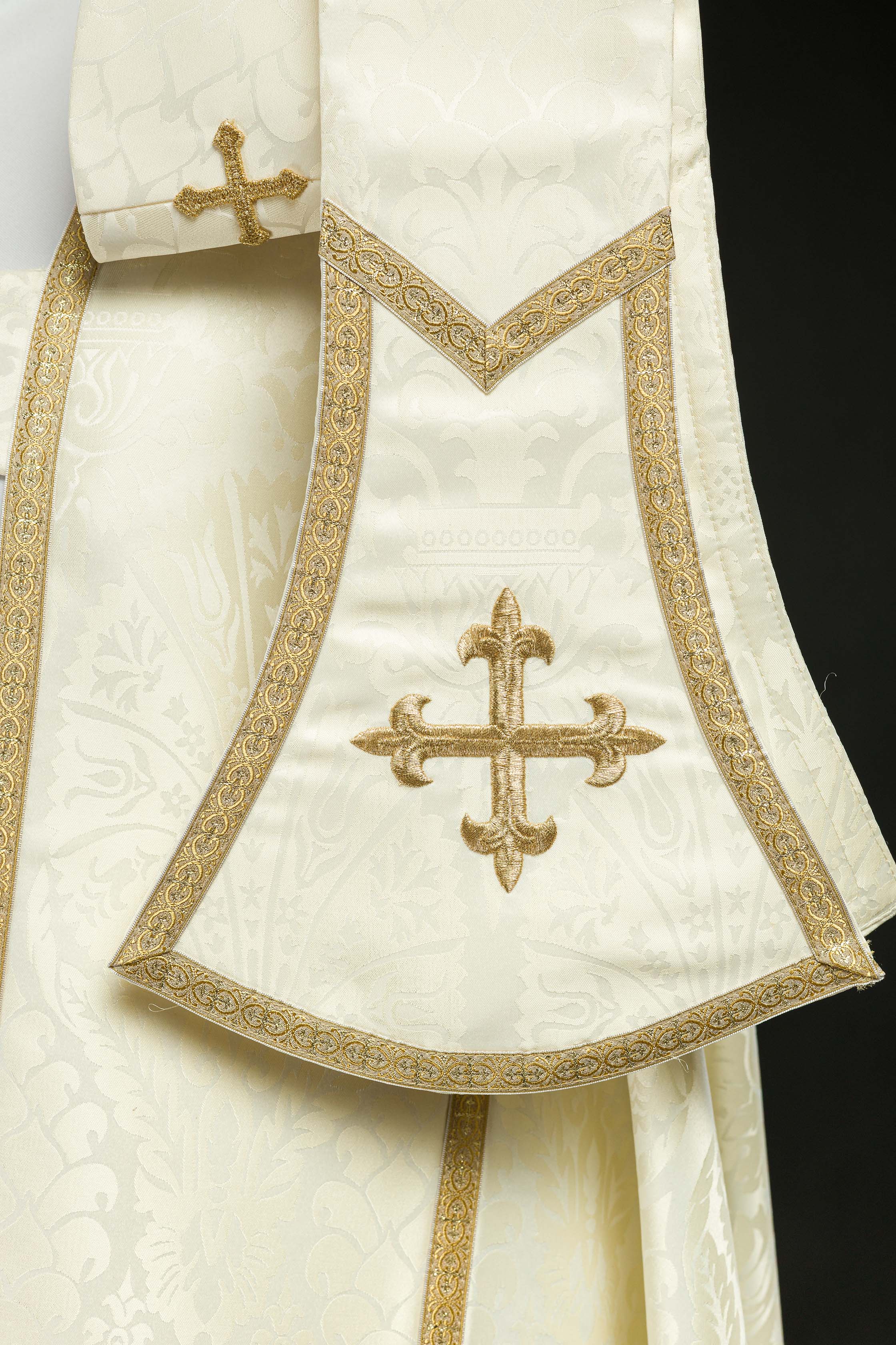 Capa de asperges romana lisa em jacquard creme.