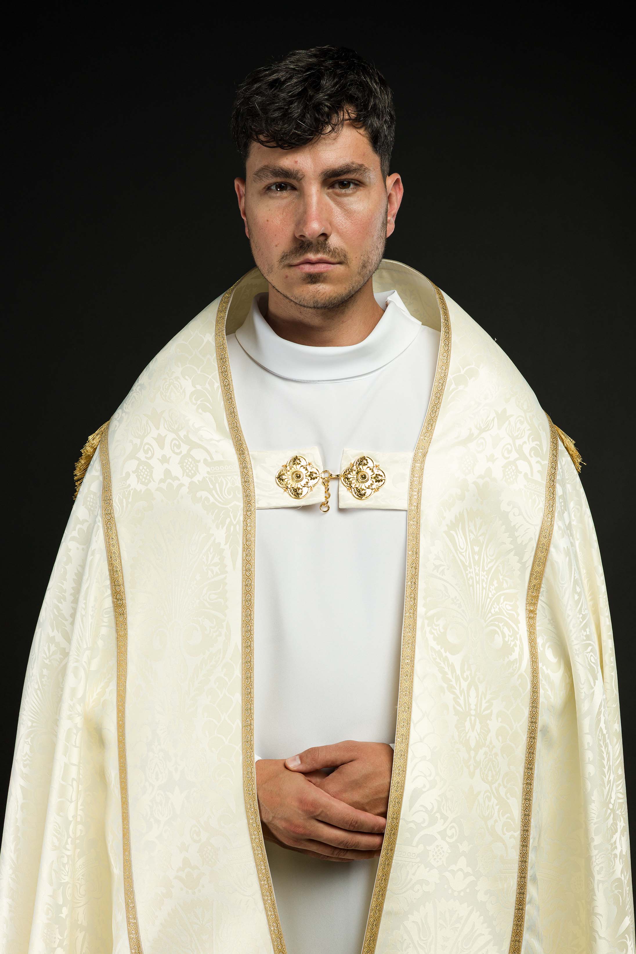 Capa de asperges romana lisa em jacquard creme.