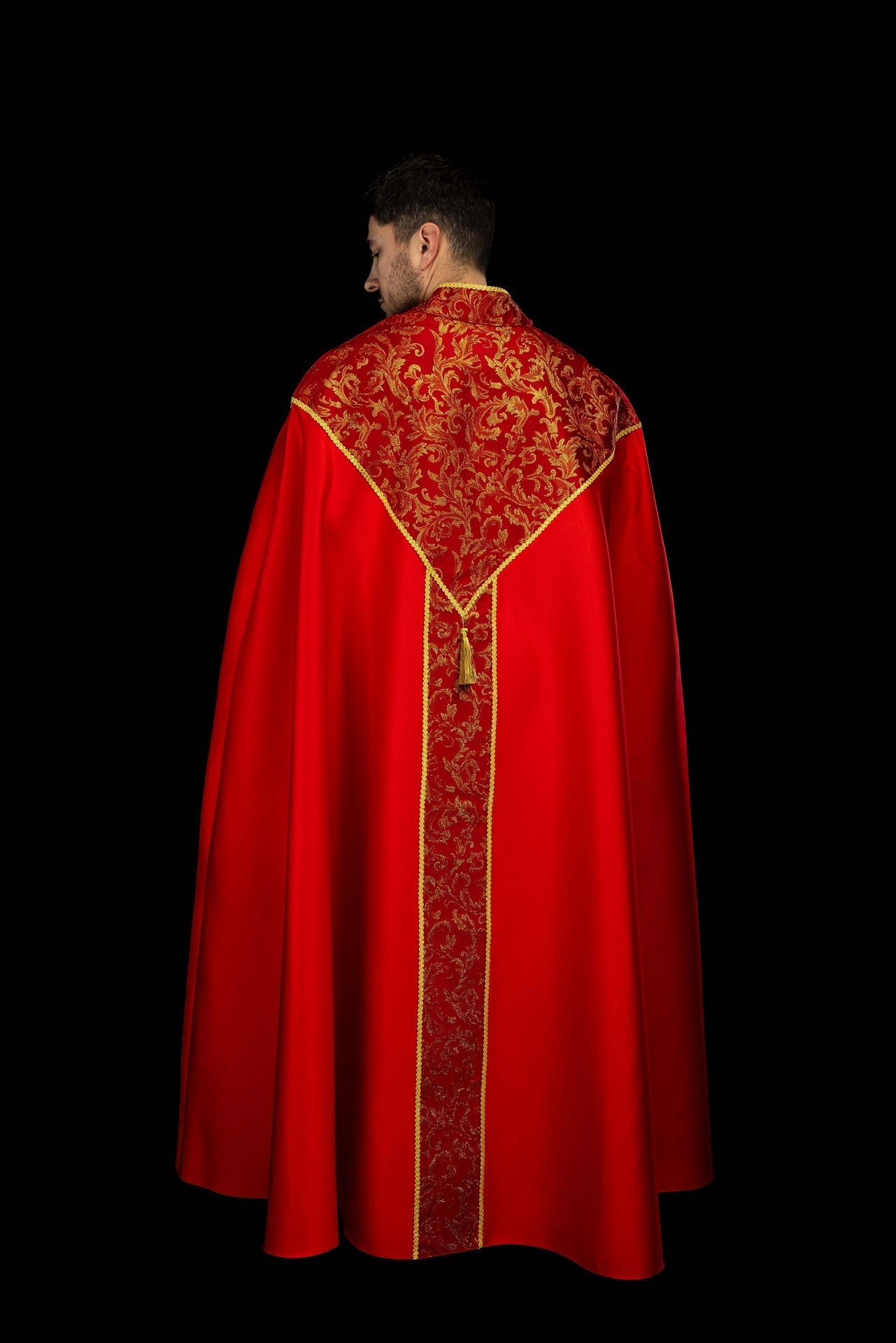 Capa de asperges vermelha adornada com tecido jacquard