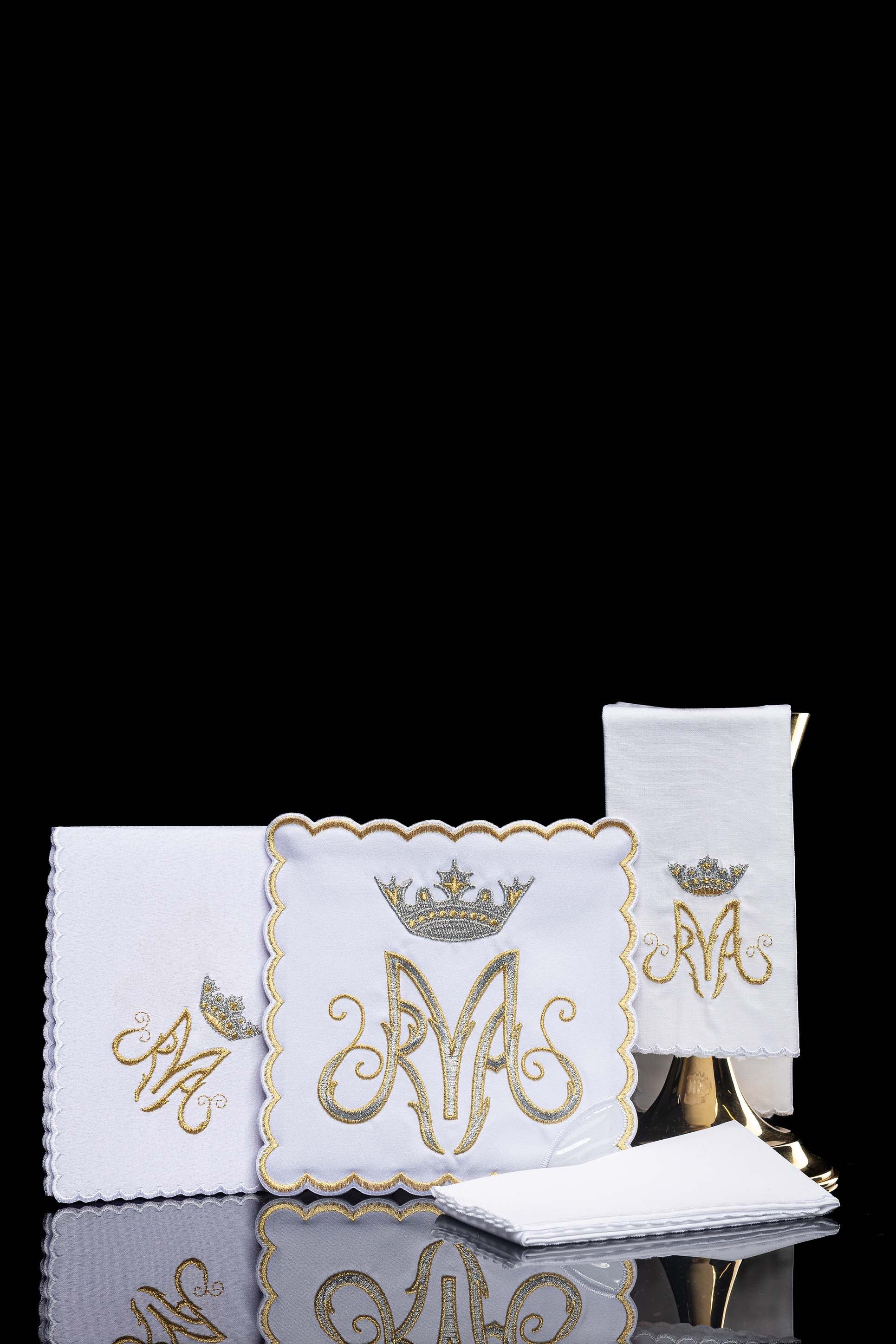 Conjunto de alfaias litúrgicas mariano com símbolo prateado