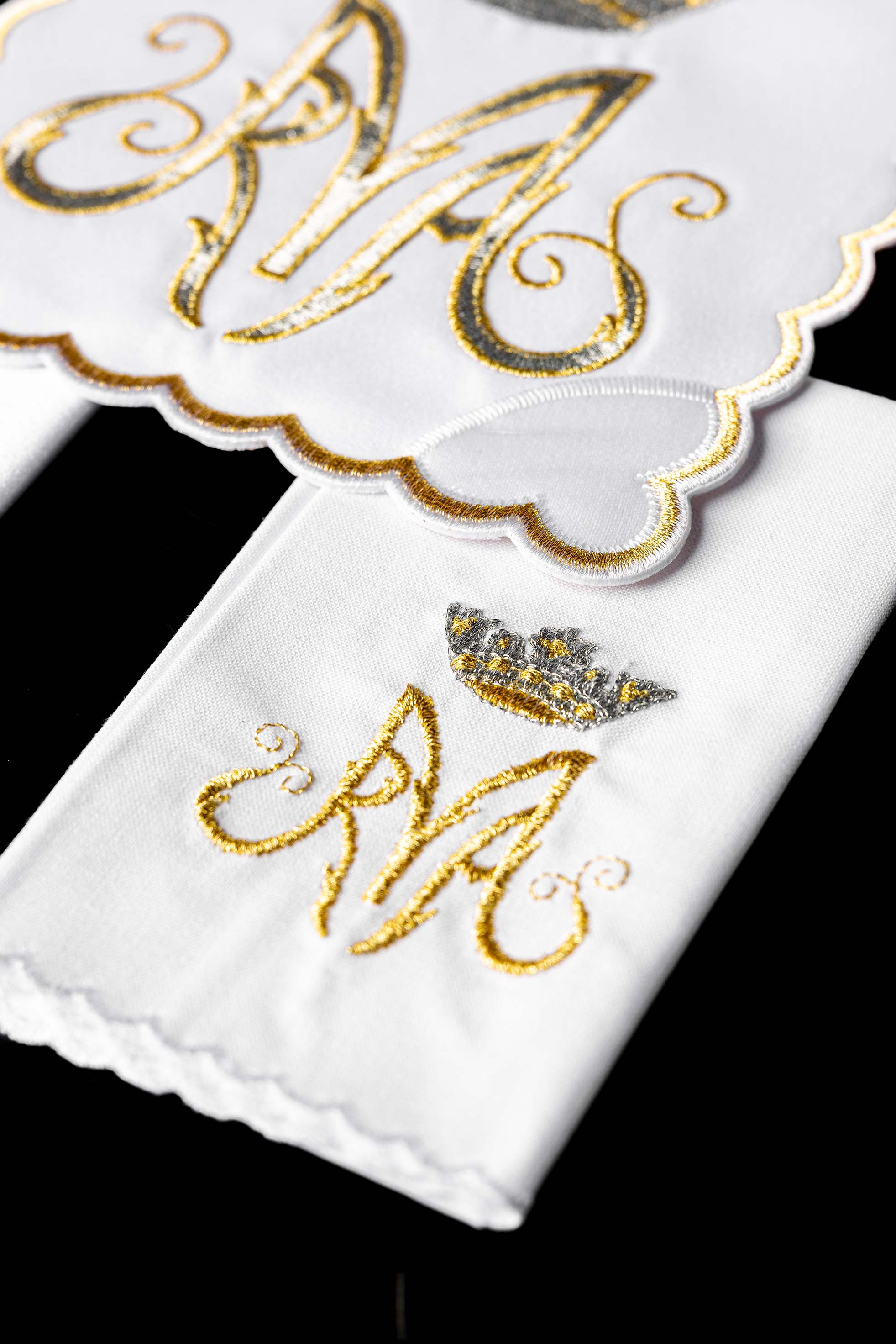 Conjunto de alfaias litúrgicas mariano com símbolo prateado