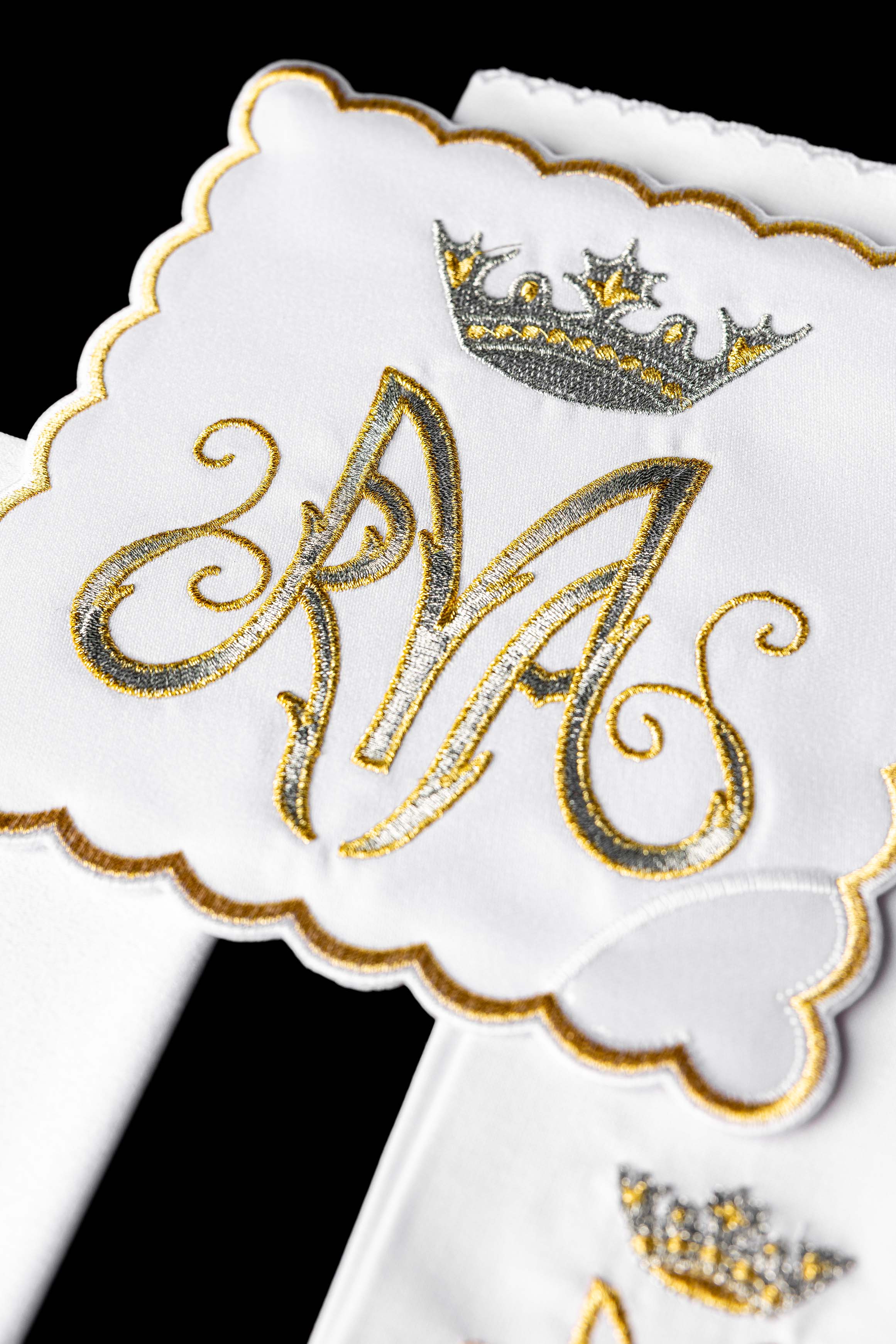 Conjunto de alfaias litúrgicas mariano com símbolo prateado