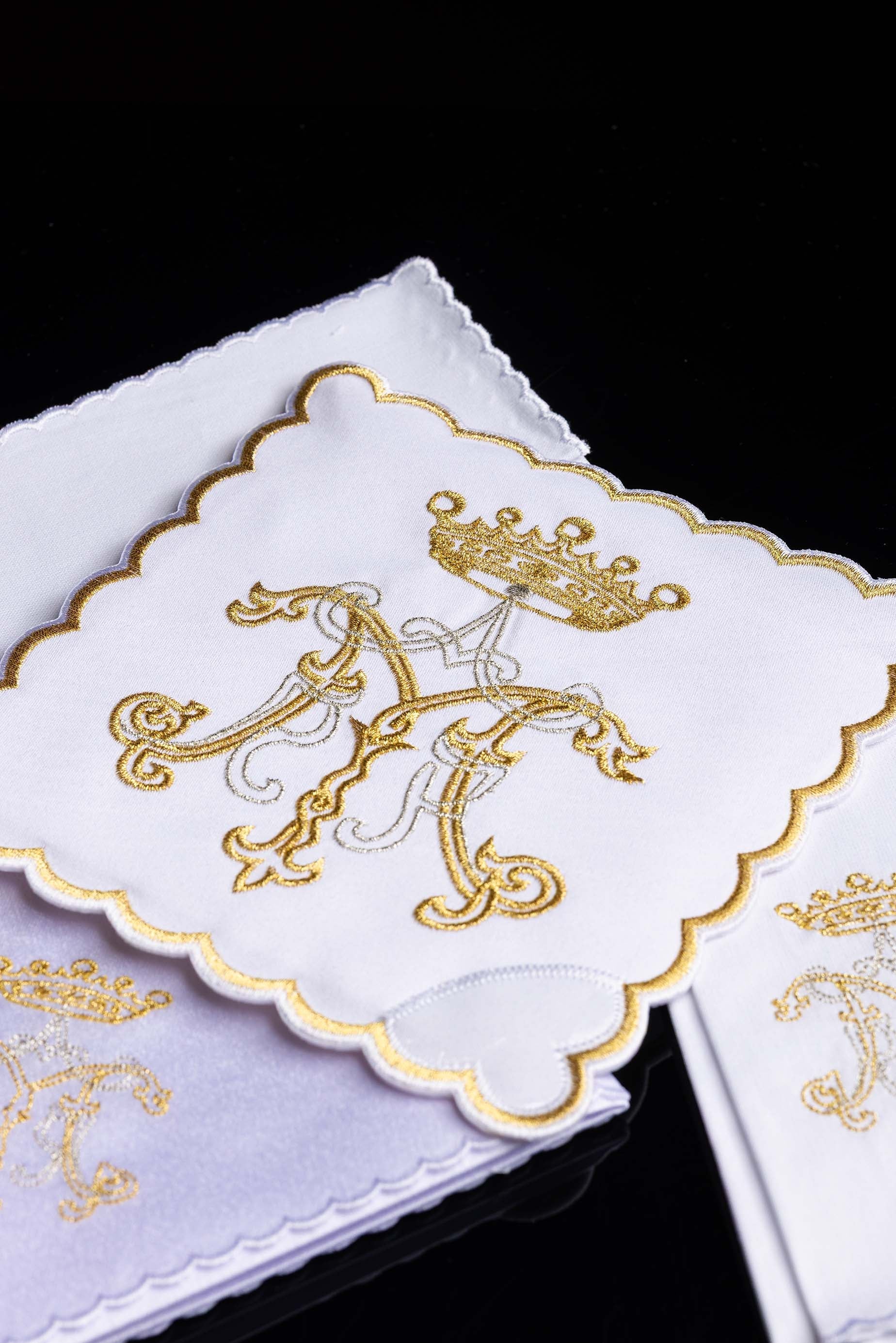Conjunto de alfaias litúrgicas com bordado mariano dourado