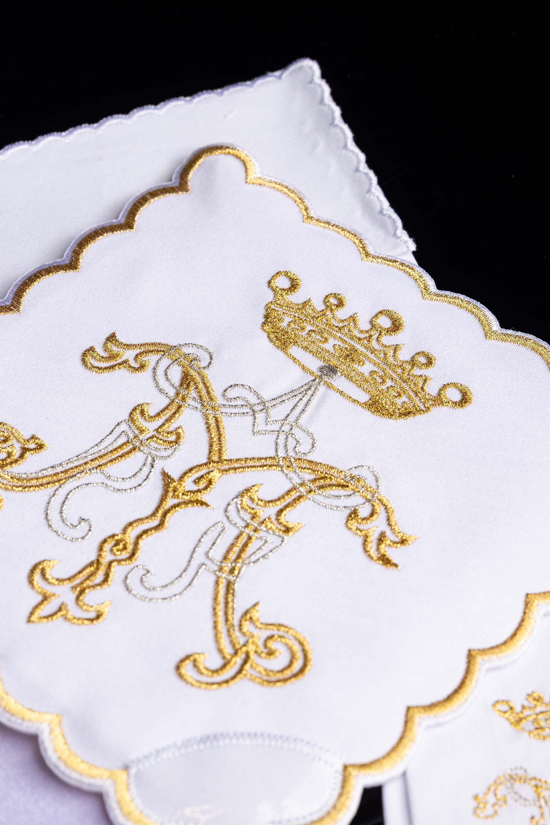 Conjunto de alfaias litúrgicas com bordado mariano dourado