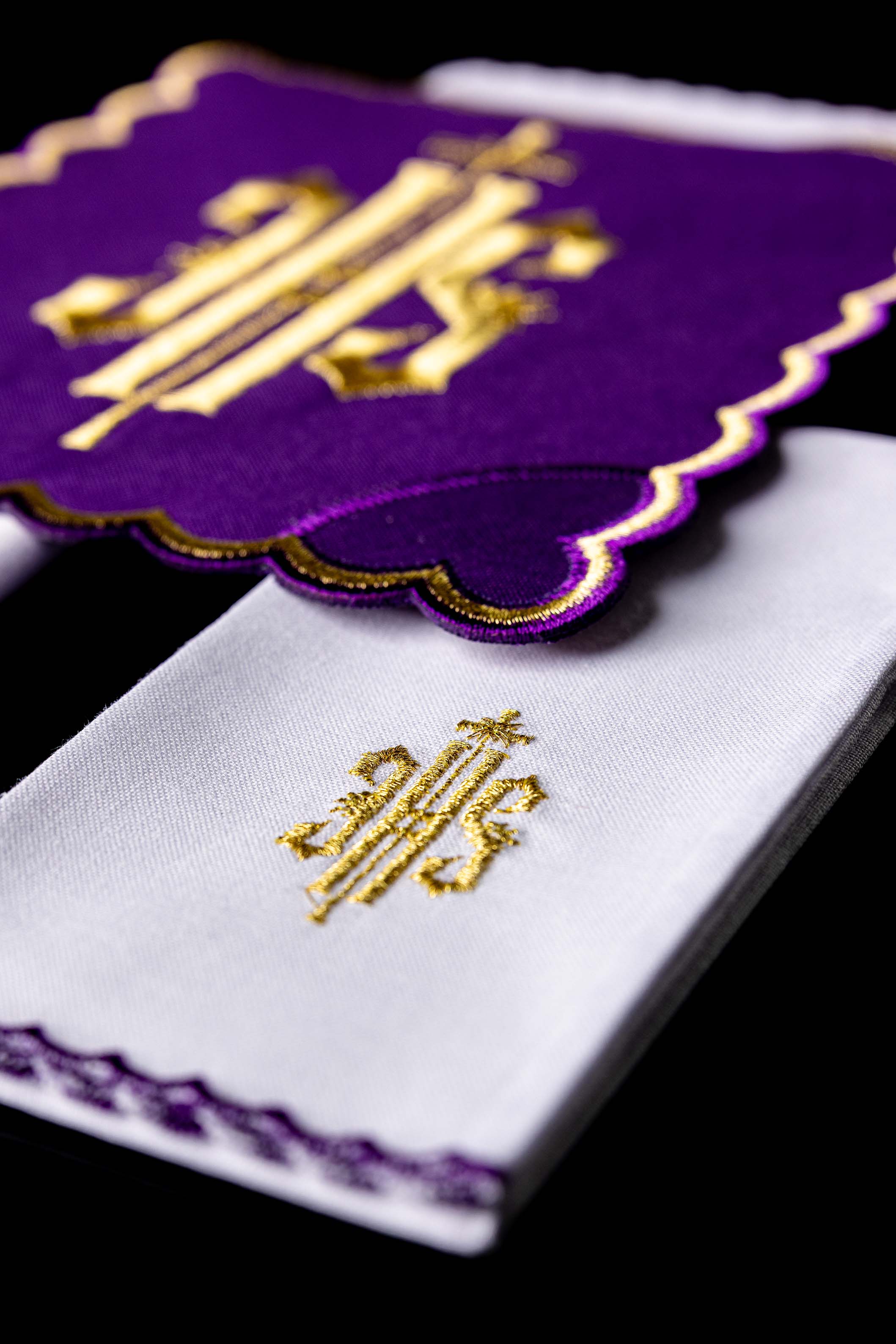Conjunto de alfaias litúrgicas bordado IHS roxo