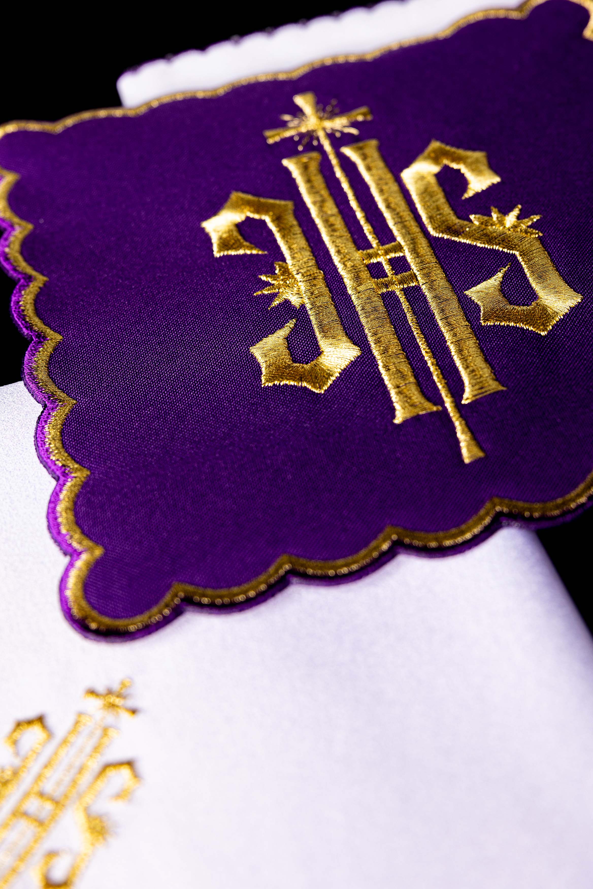 Conjunto de alfaias litúrgicas bordado IHS roxo
