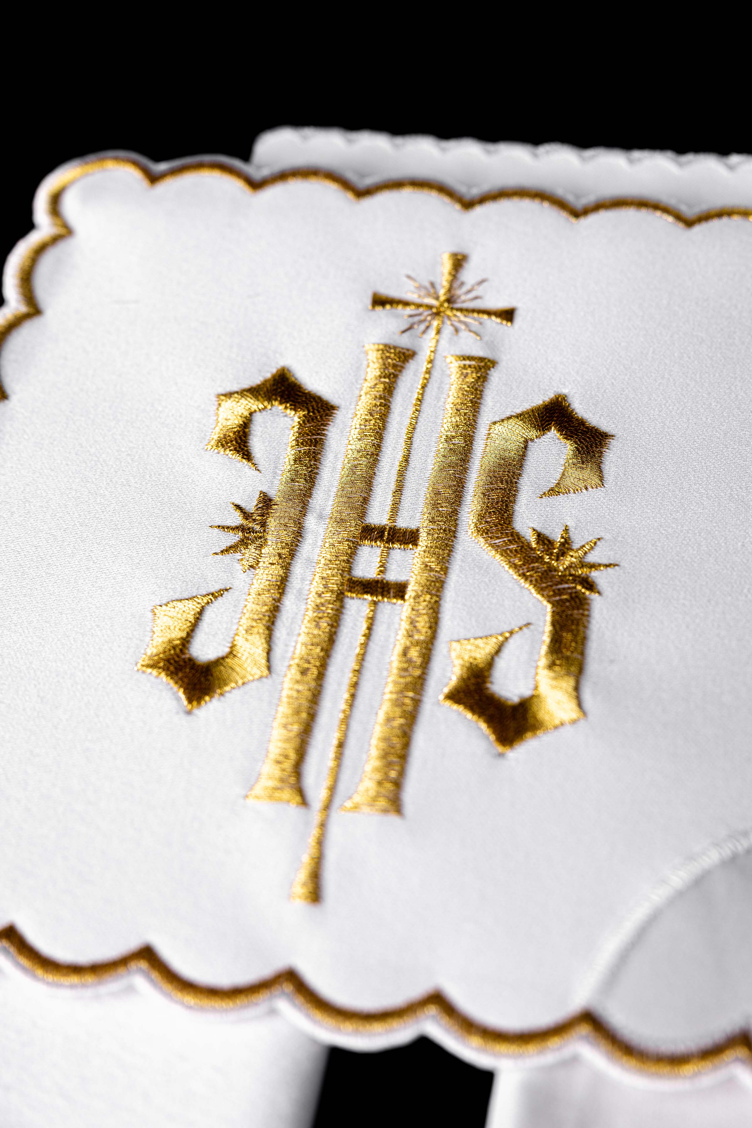 Conjunto de alfaias litúrgicas com acabamento dourado e bordado IHS