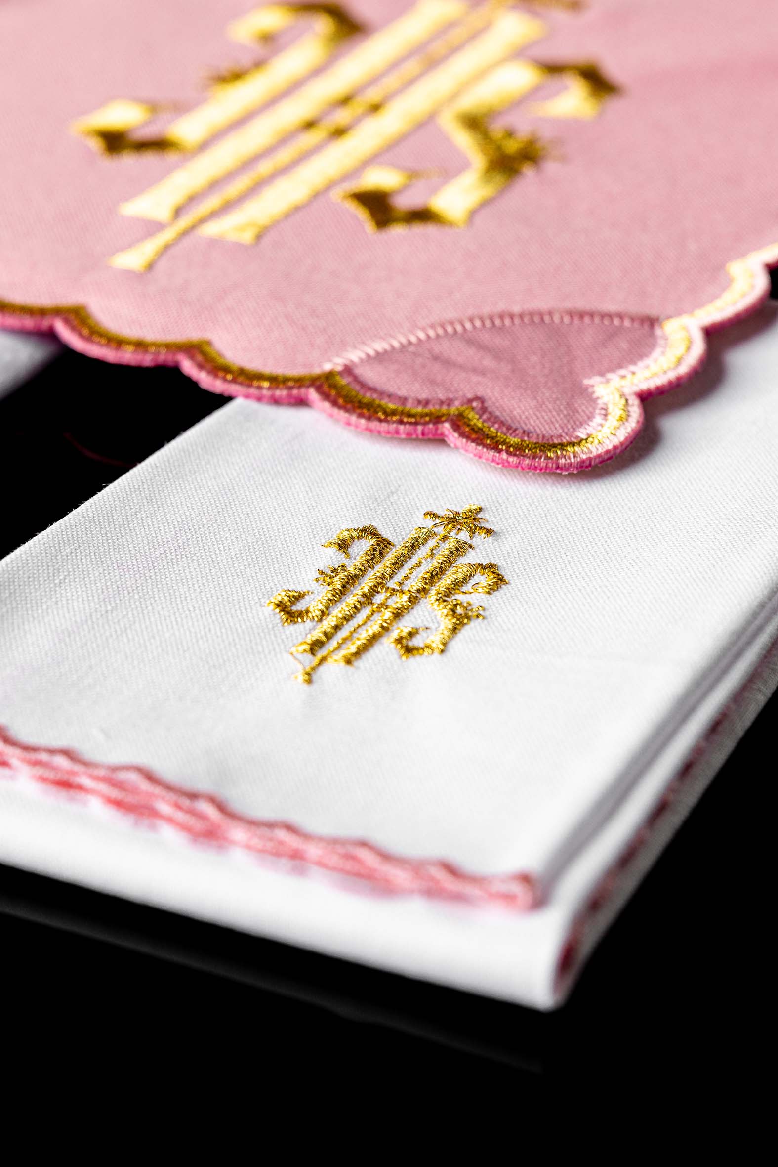 Conjunto de alfaias litúrgicas bordado IHS rosa