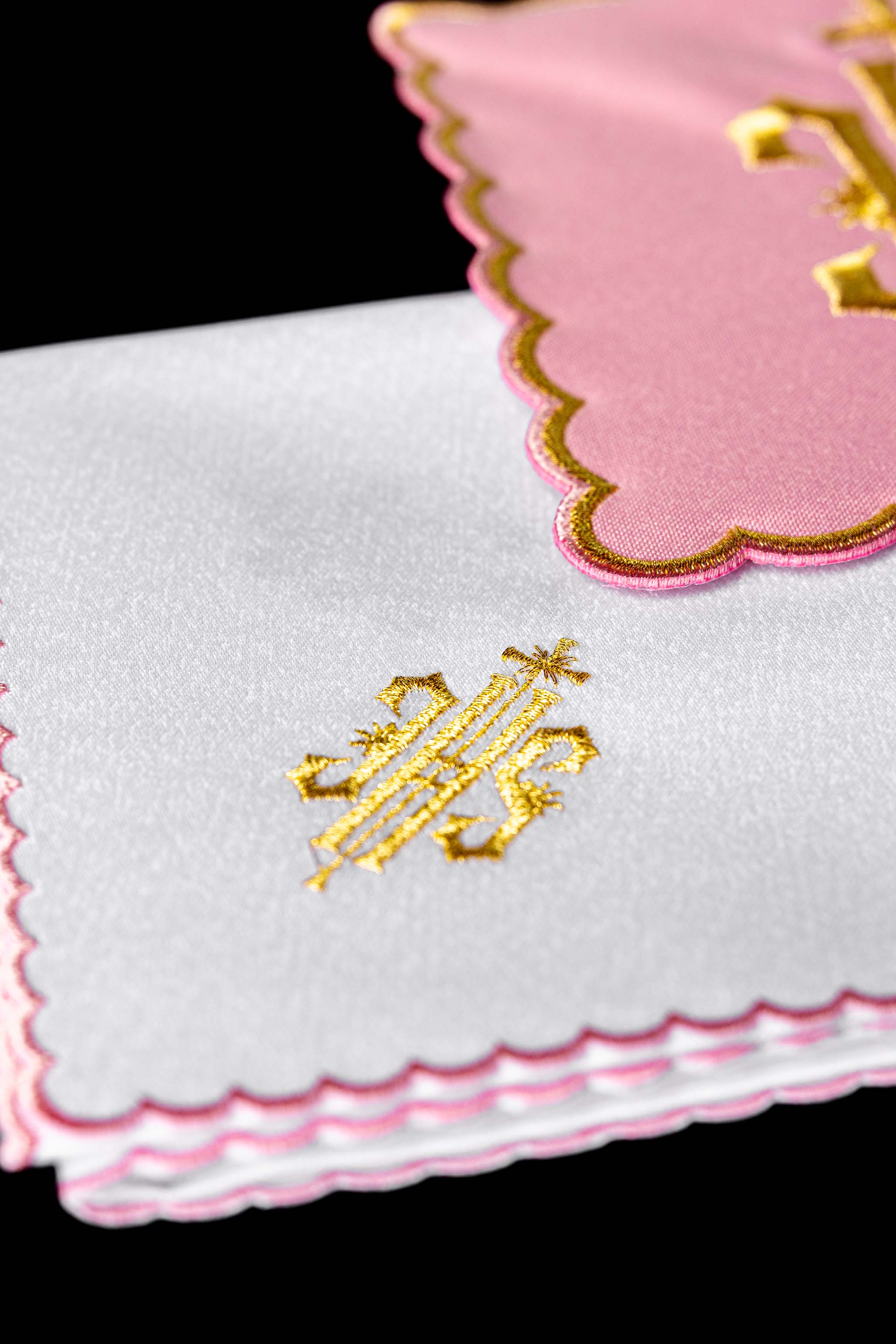 Conjunto de alfaias litúrgicas bordado IHS rosa