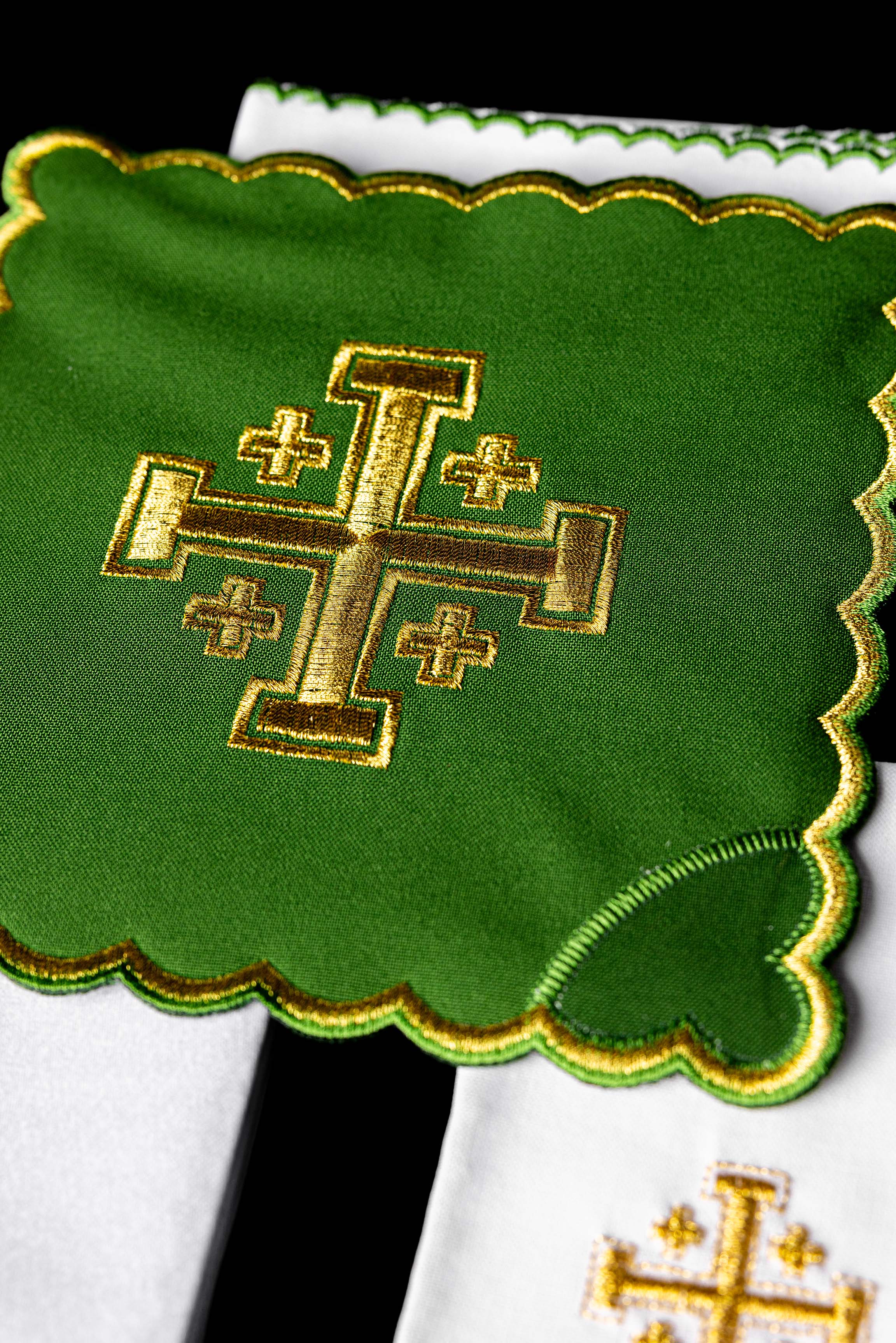 Conjunto de alfaias litúrgicas verde com bordado da Cruz de Jerusalém — pala, corporal, sanguíneo e manutérgio com cálice.