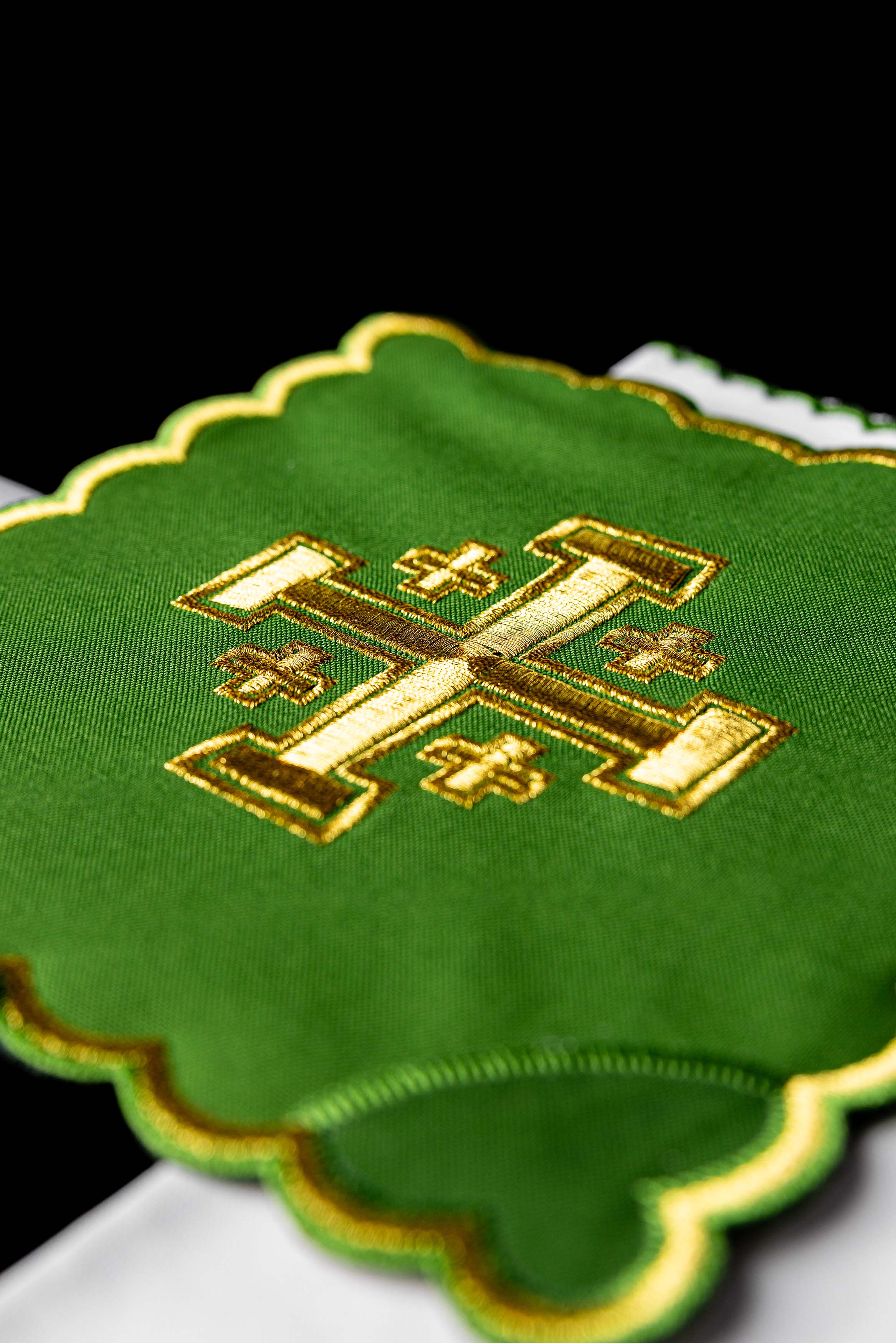 Conjunto de alfaias litúrgicas verde com bordado da Cruz de Jerusalém — pala, corporal, sanguíneo e manutérgio com cálice.