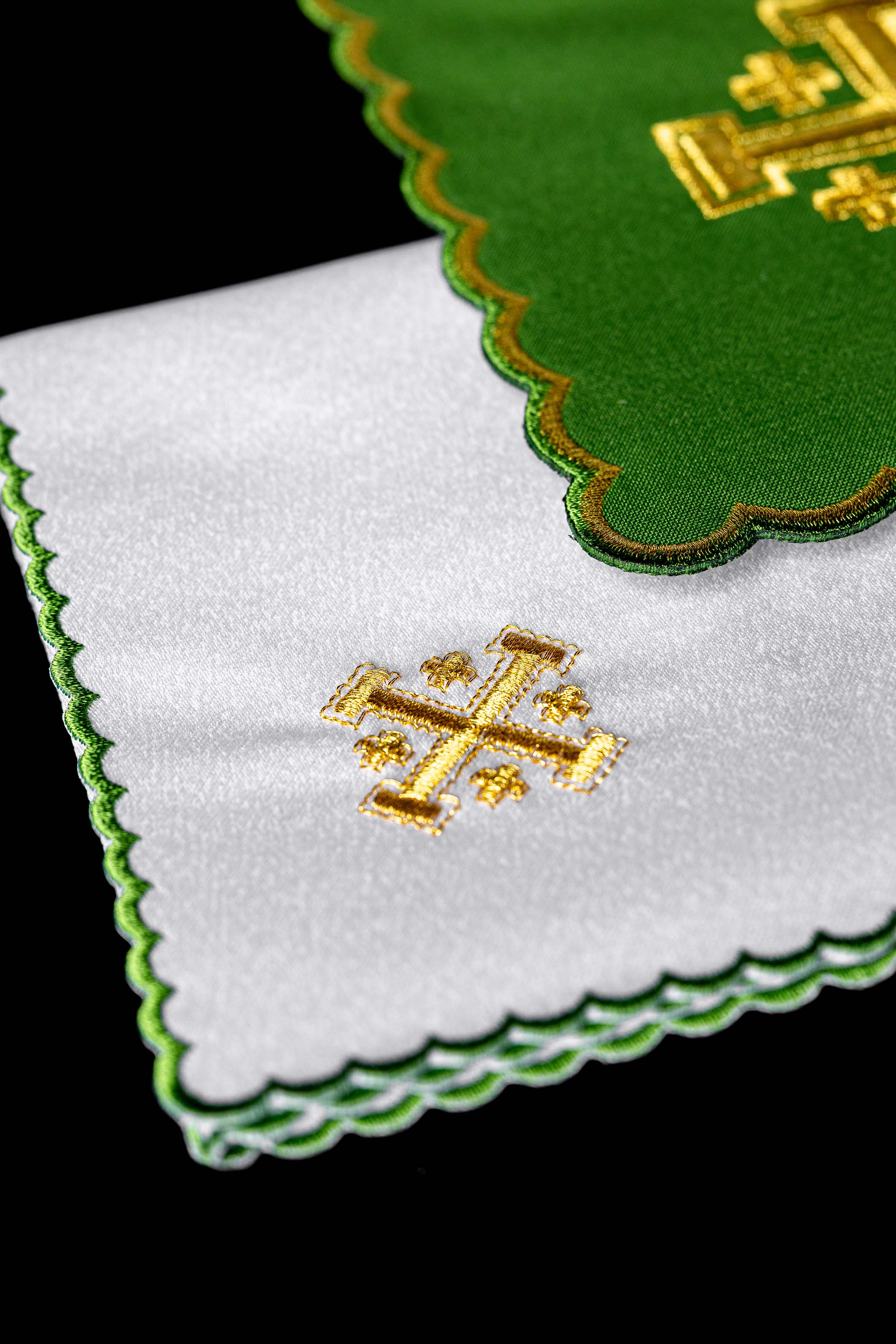 Conjunto de alfaias litúrgicas verde com bordado da Cruz de Jerusalém — pala, corporal, sanguíneo e manutérgio com cálice.