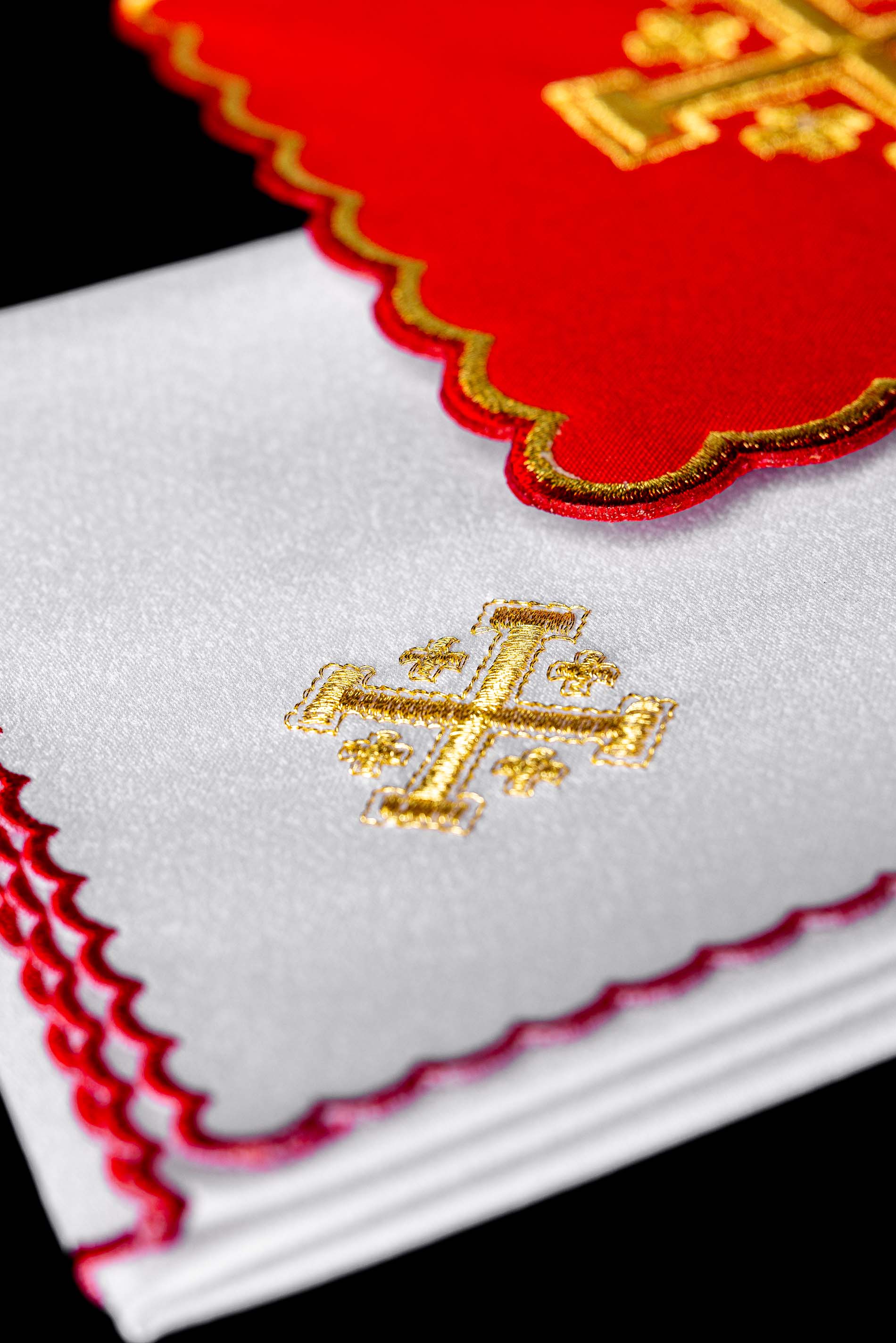 Conjunto de alfaias litúrgicas bordado Cruz de Jerusalém vermelho