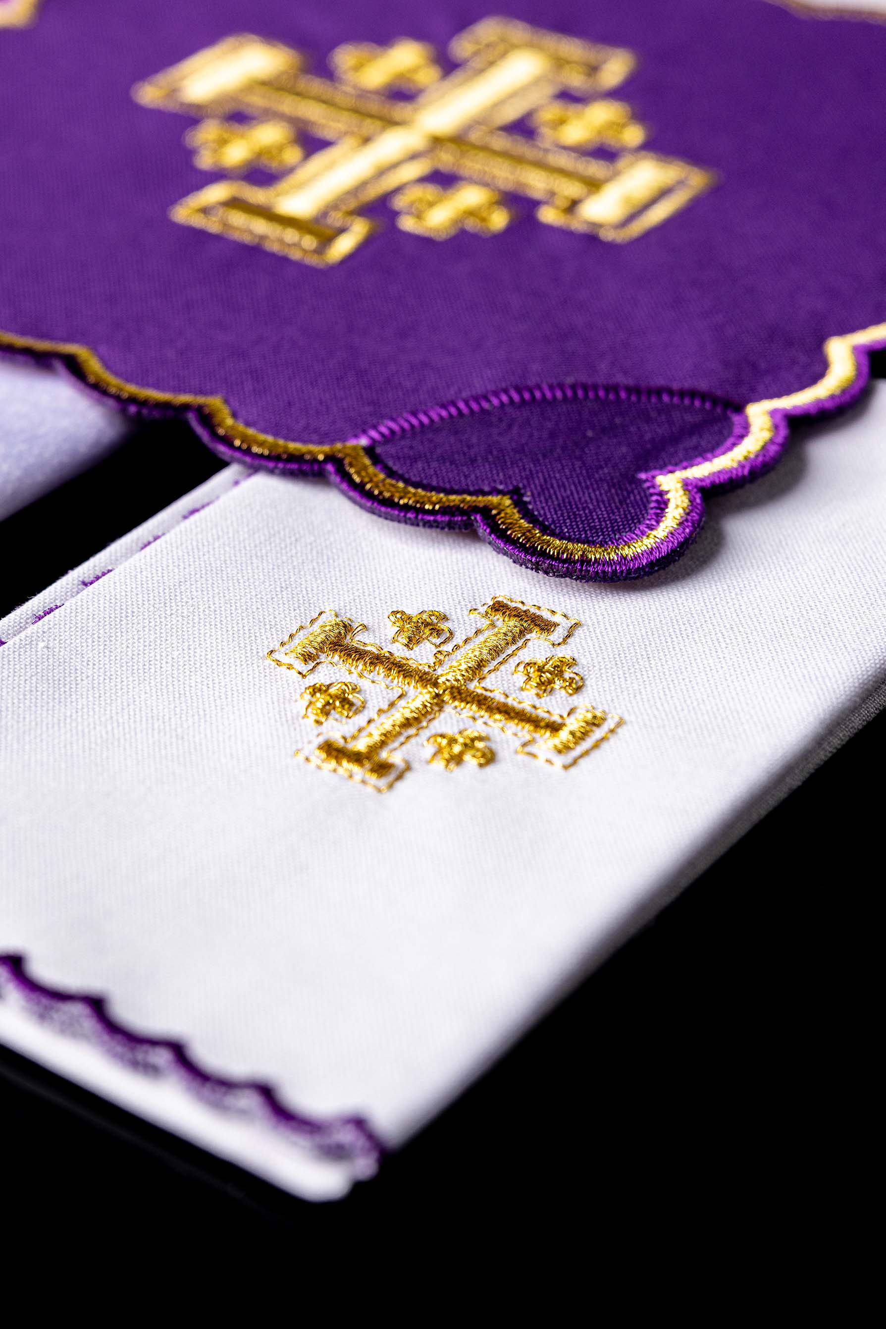 Conjunto de alfaias litúrgicas bordado Cruz de Jerusalém roxo