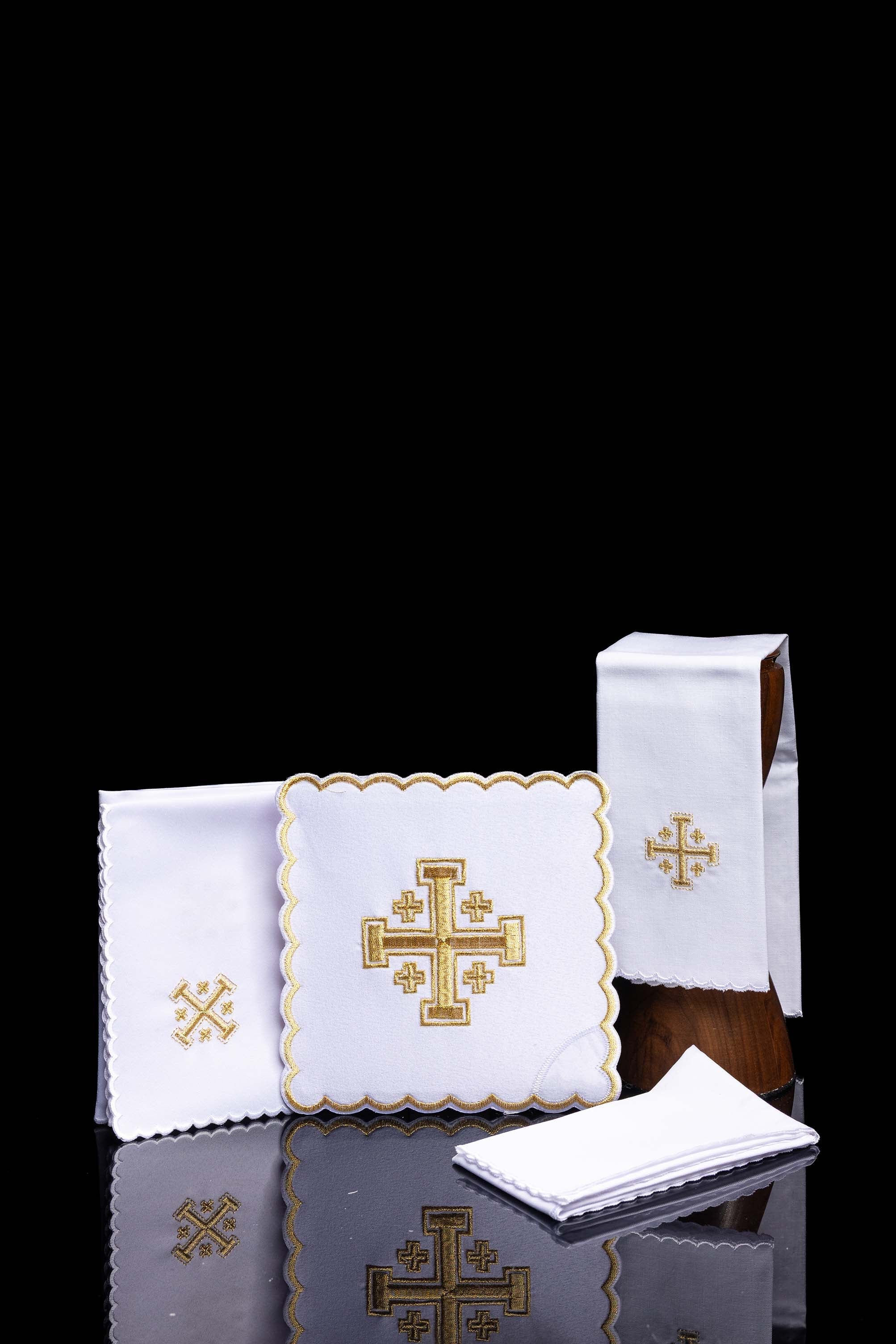Conjunto de alfaias litúrgicas branco com bordado de cruz - chasubles.com.br