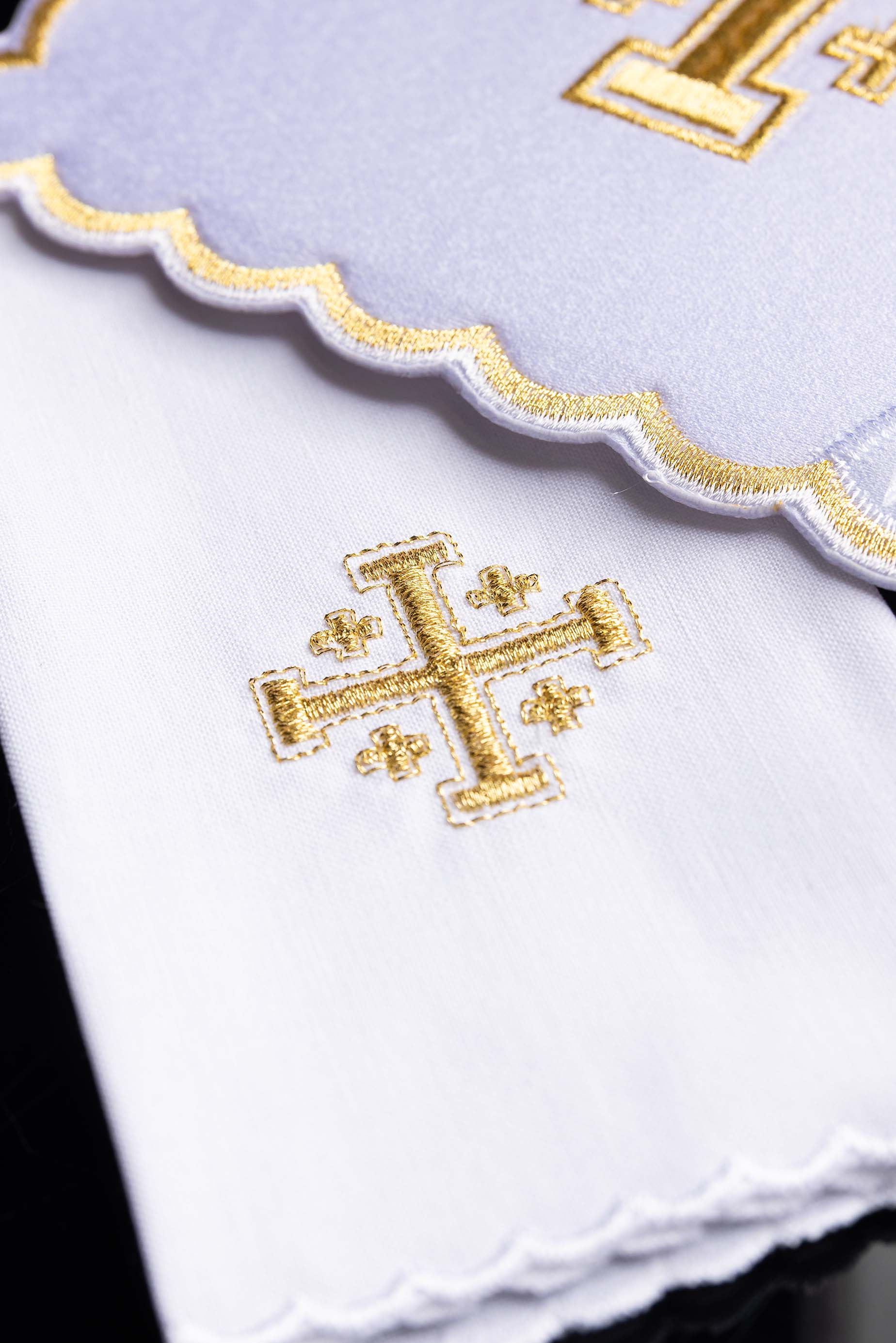 Conjunto de alfaias litúrgicas branco com bordado de cruz - chasubles.com.br