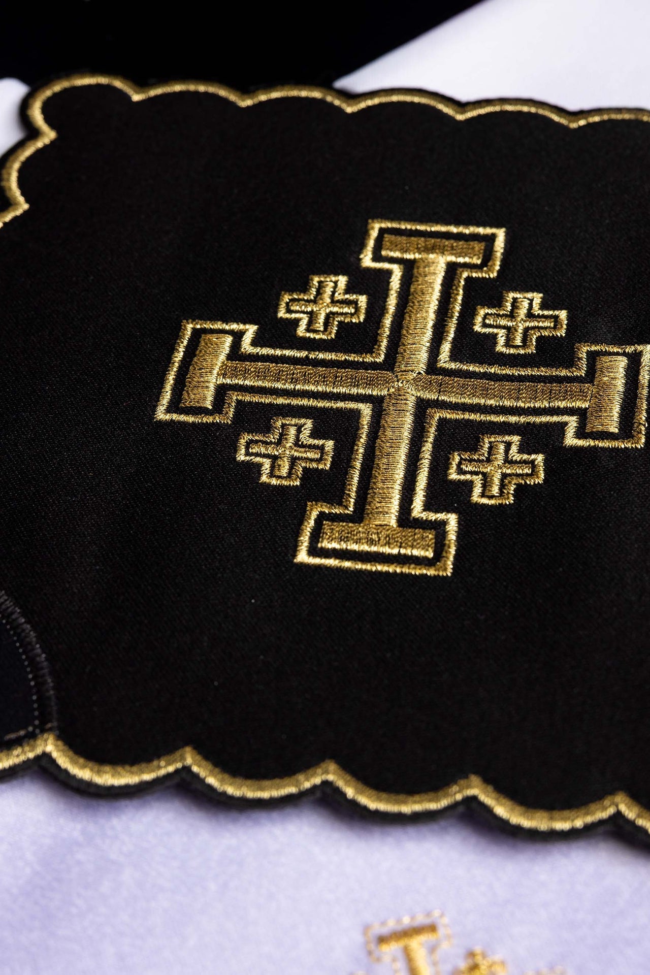 Conjunto de alfaias litúrgicas preto com bordado dourado da Cruz de Jerusalém - pala, corporal, sanguíneo e manutérgio com cálice.