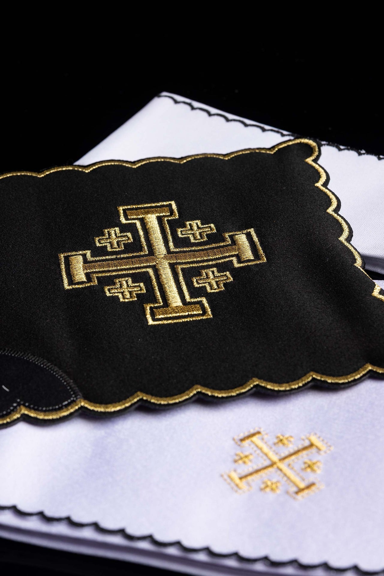 Conjunto de alfaias litúrgicas preto com bordado dourado da Cruz de Jerusalém - pala, corporal, sanguíneo e manutérgio com cálice.