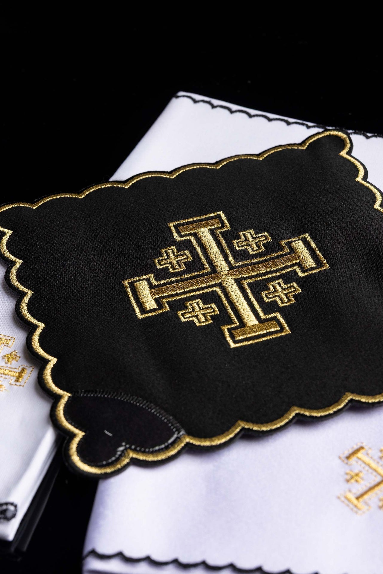 Conjunto de alfaias litúrgicas preto com bordado dourado da Cruz de Jerusalém - pala, corporal, sanguíneo e manutérgio com cálice.