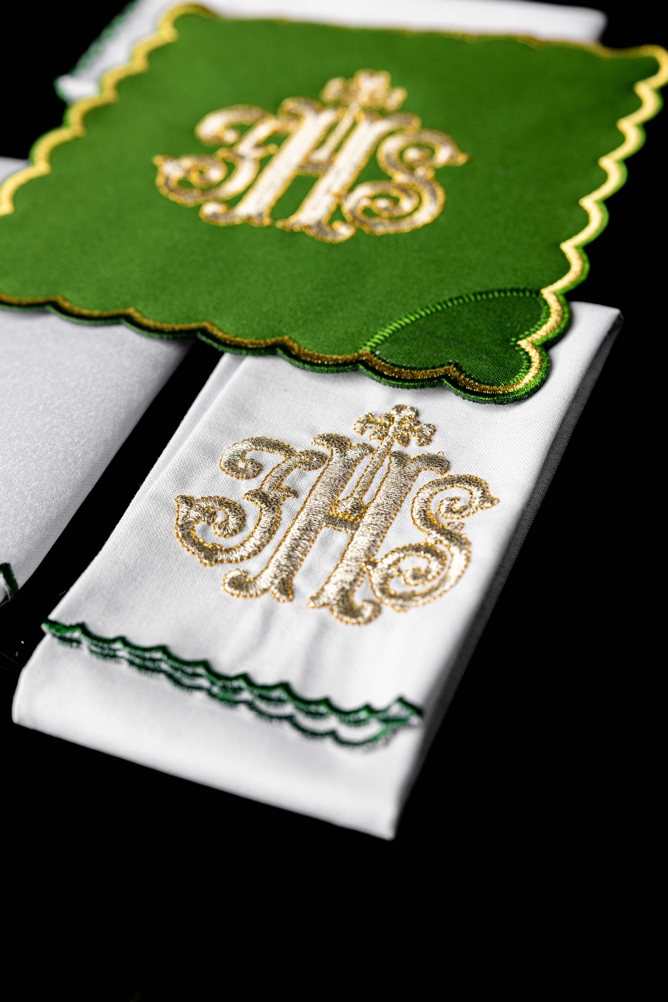 Conjunto de alfaias litúrgicas bordado IHS verde com pala