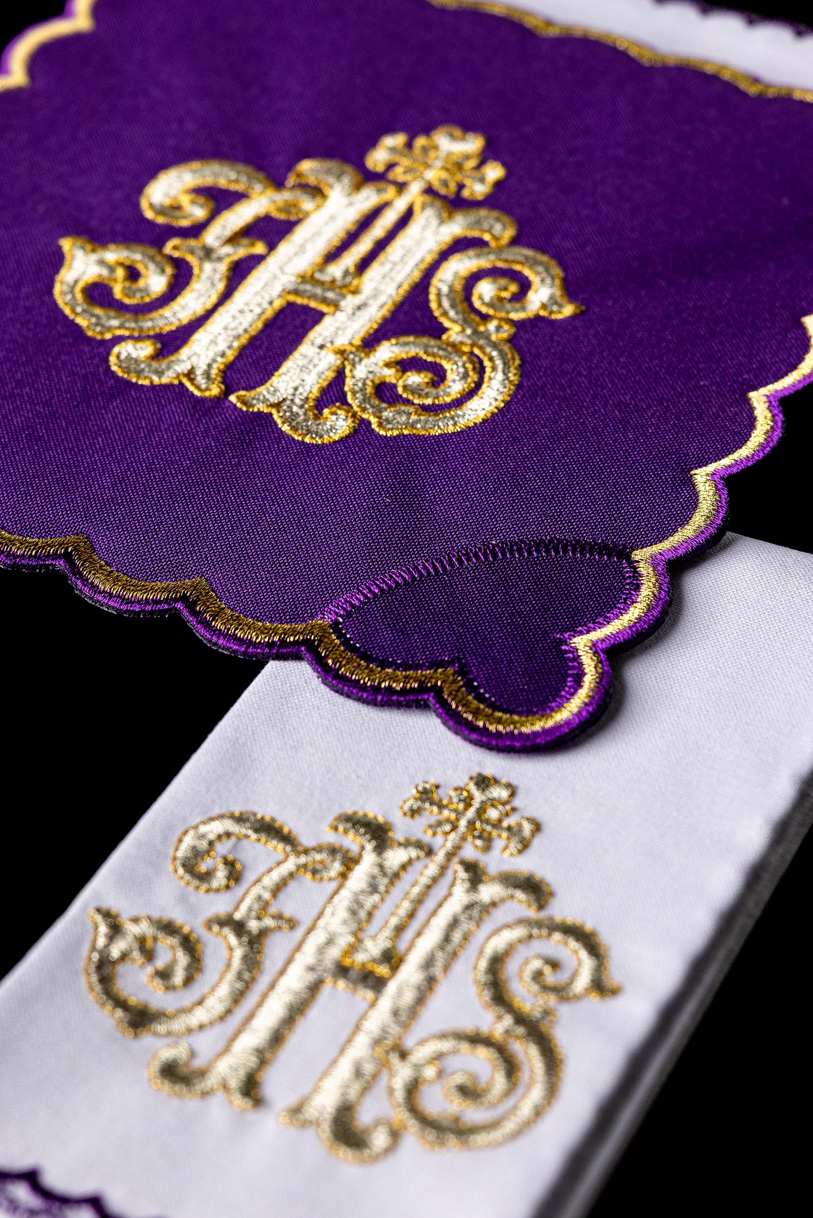 Conjunto de alfaias litúrgicas bordado IHS roxo