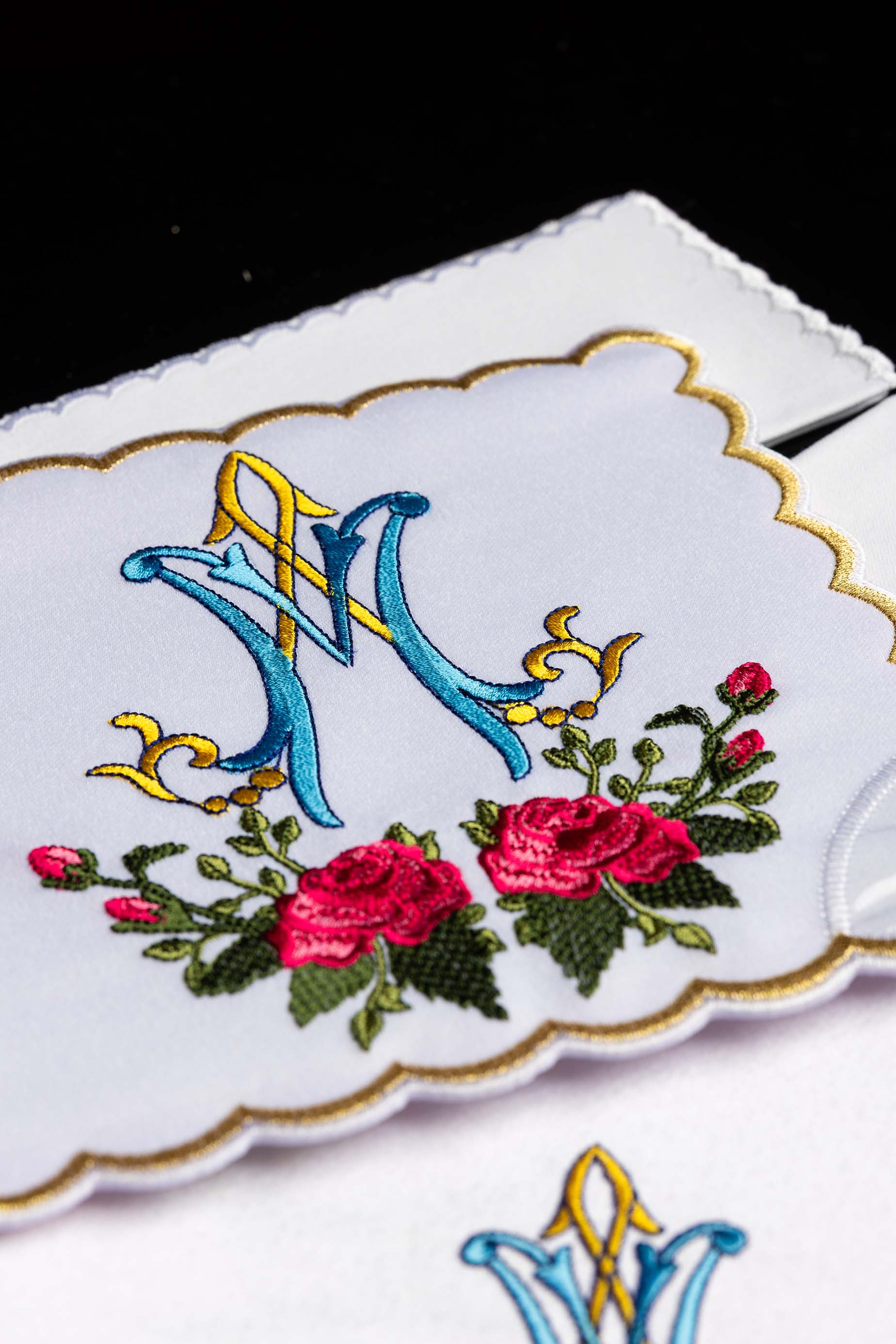 Conjunto de alfaias litúrgicas com bordado mariano colorido