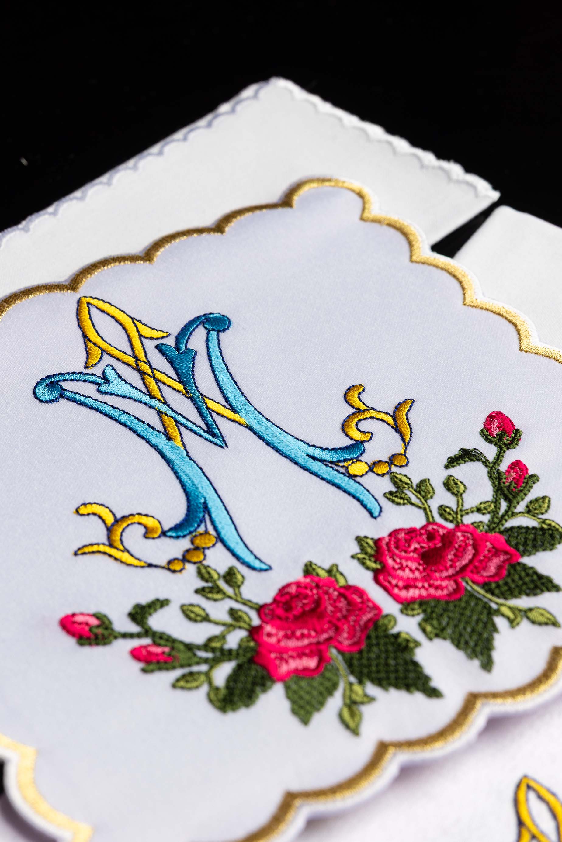 Conjunto de alfaias litúrgicas com bordado mariano colorido