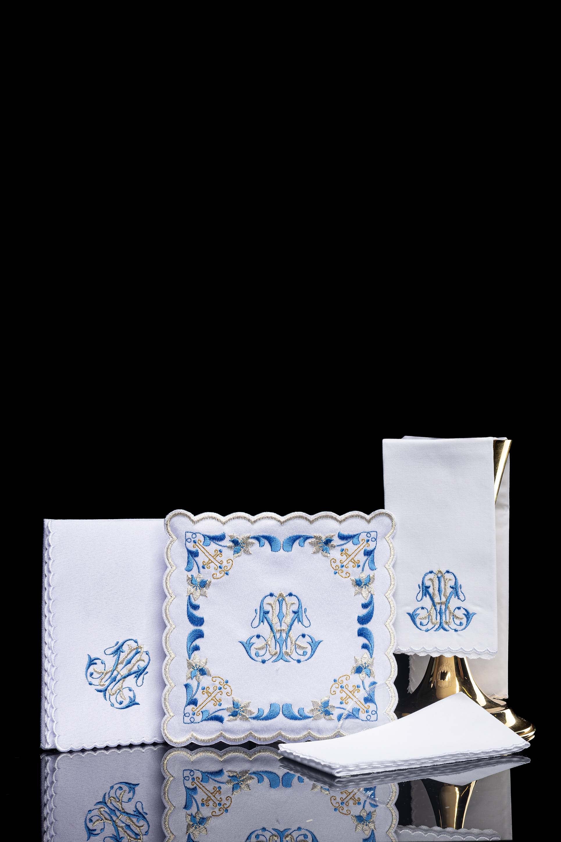 Conjunto de alfaias litúrgicas com acabamento azul e bordado mariano
