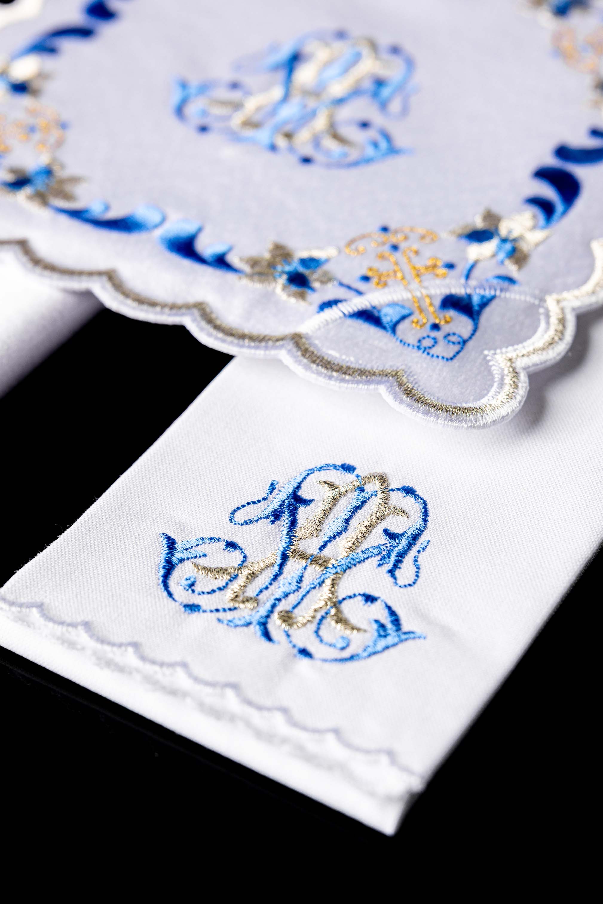 Conjunto de alfaias litúrgicas com acabamento azul e bordado mariano