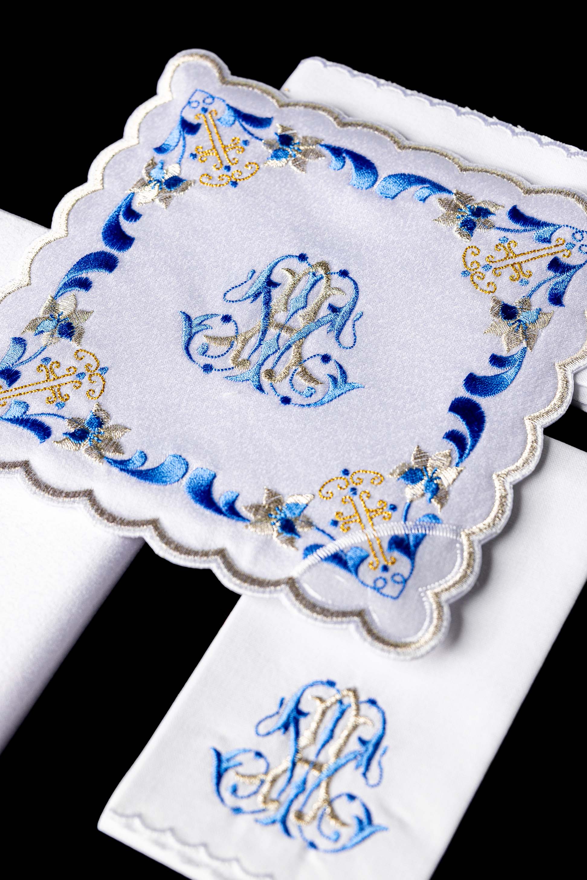 Conjunto de alfaias litúrgicas com acabamento azul e bordado mariano